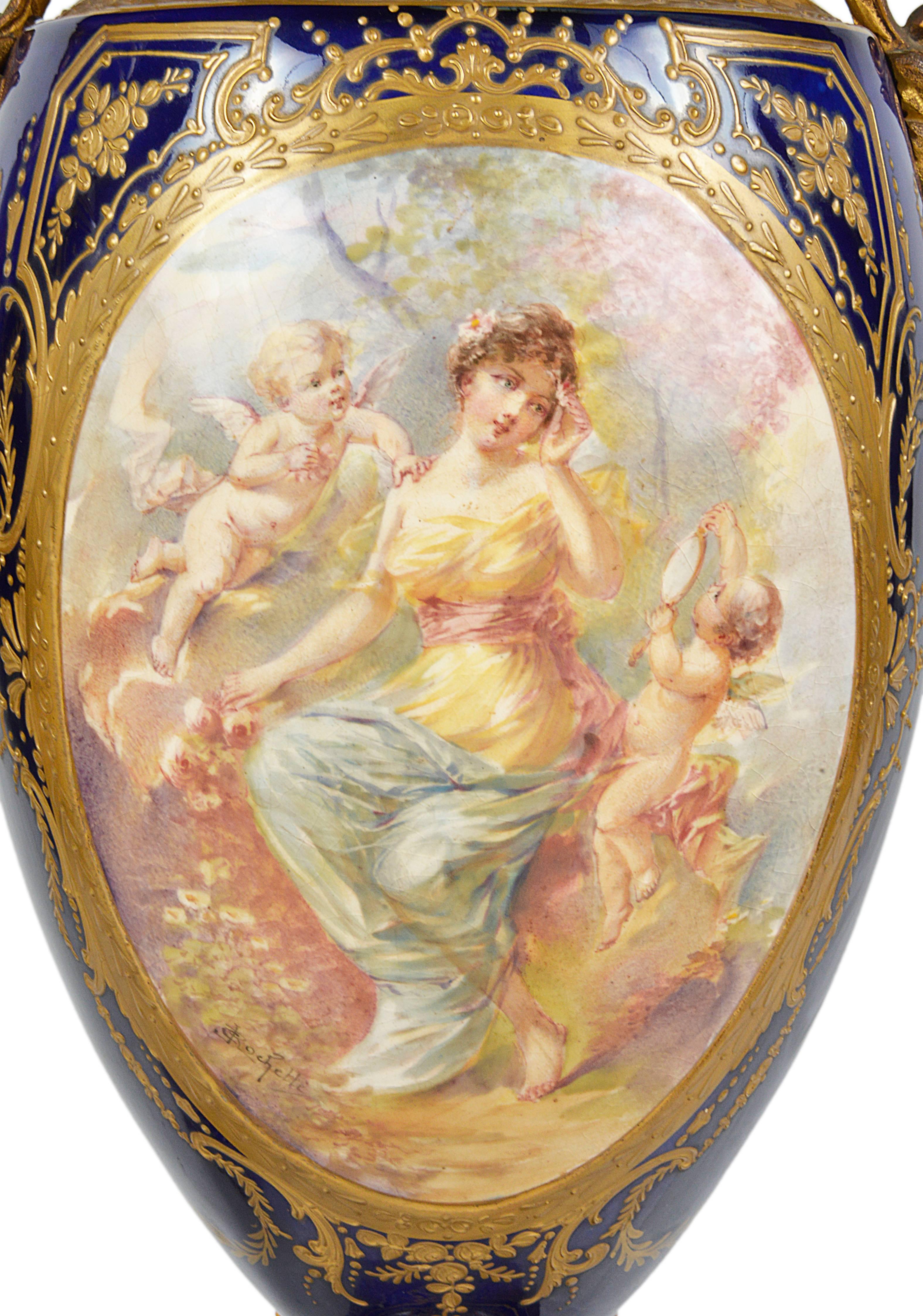 Paar Porzellanvasen im Svres-Stil des 19. Jahrhunderts (Handbemalt) im Angebot