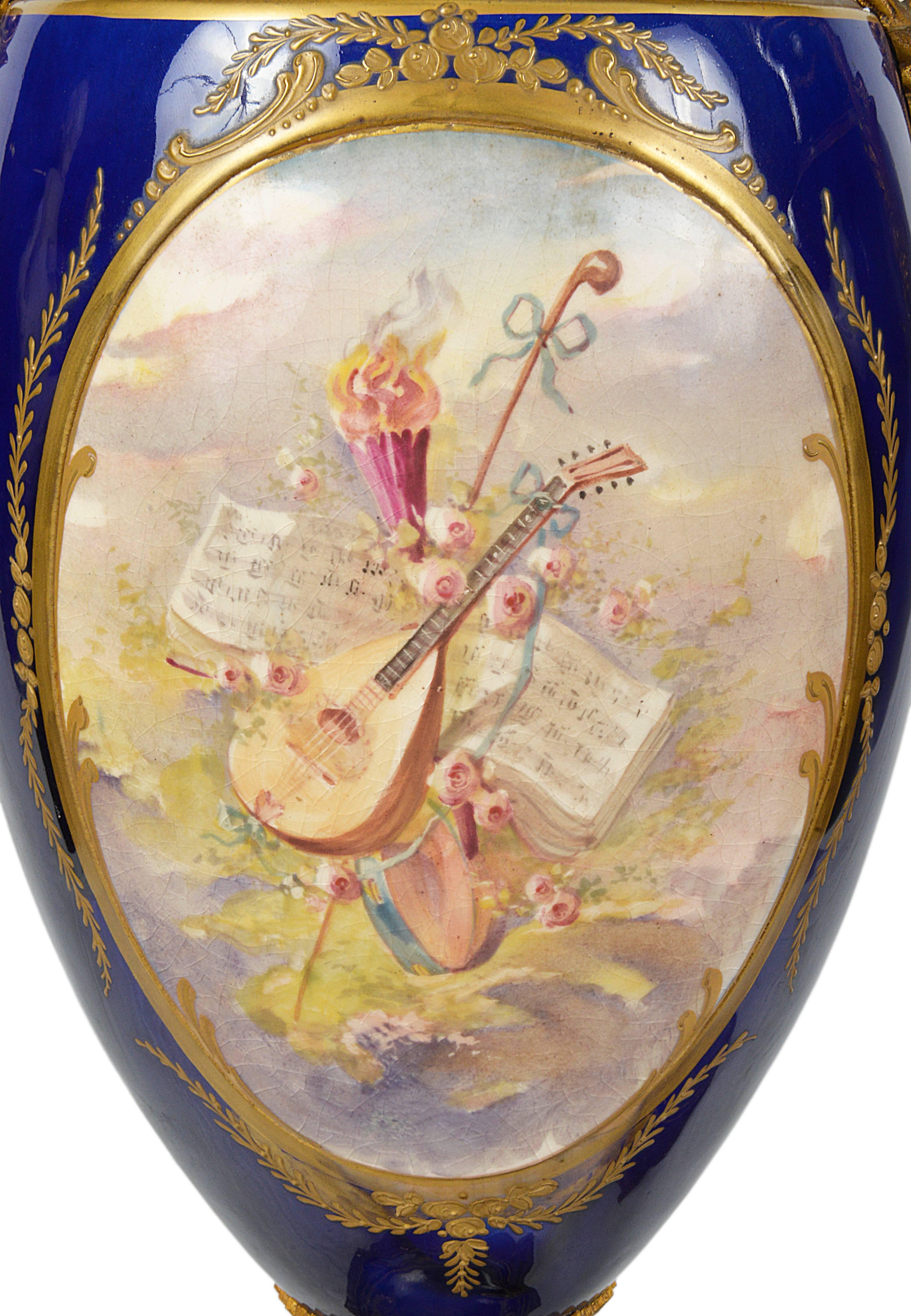 Paar Porzellanvasen im Svres-Stil des 19. Jahrhunderts im Angebot 4