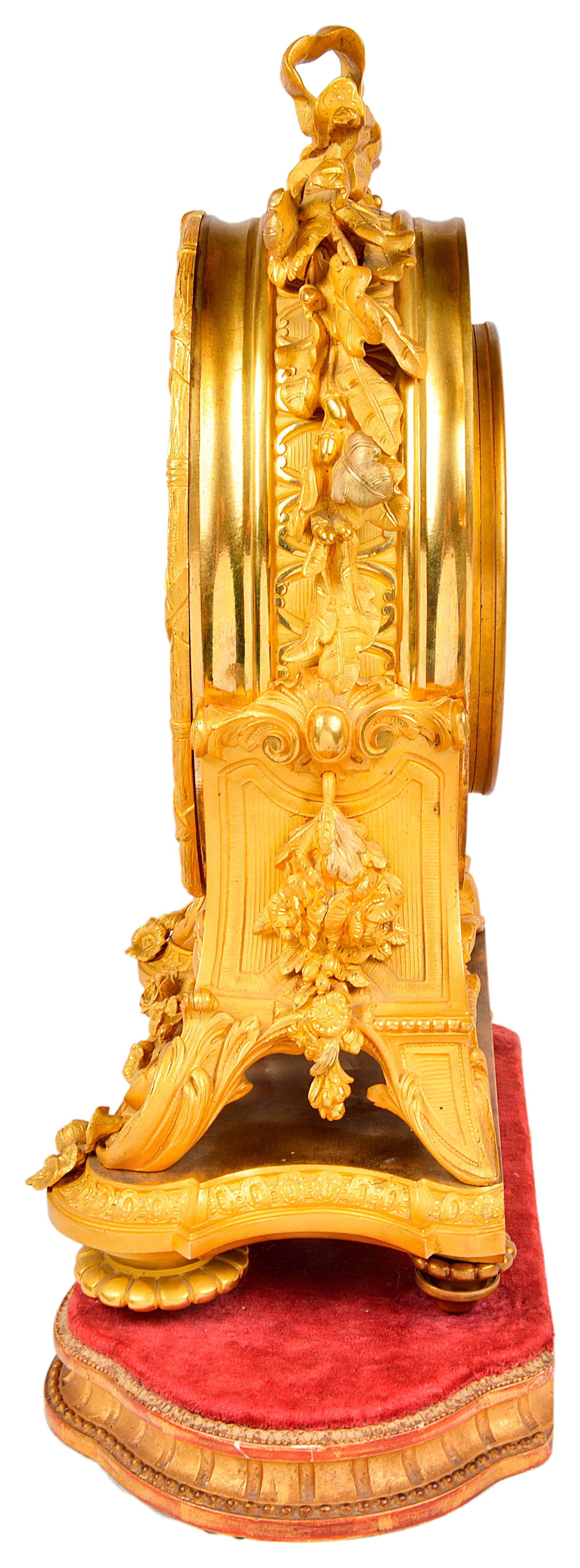 Louis XVI Pendule de cheminée française à calendrier en bronze doré, XIXe siècle en vente