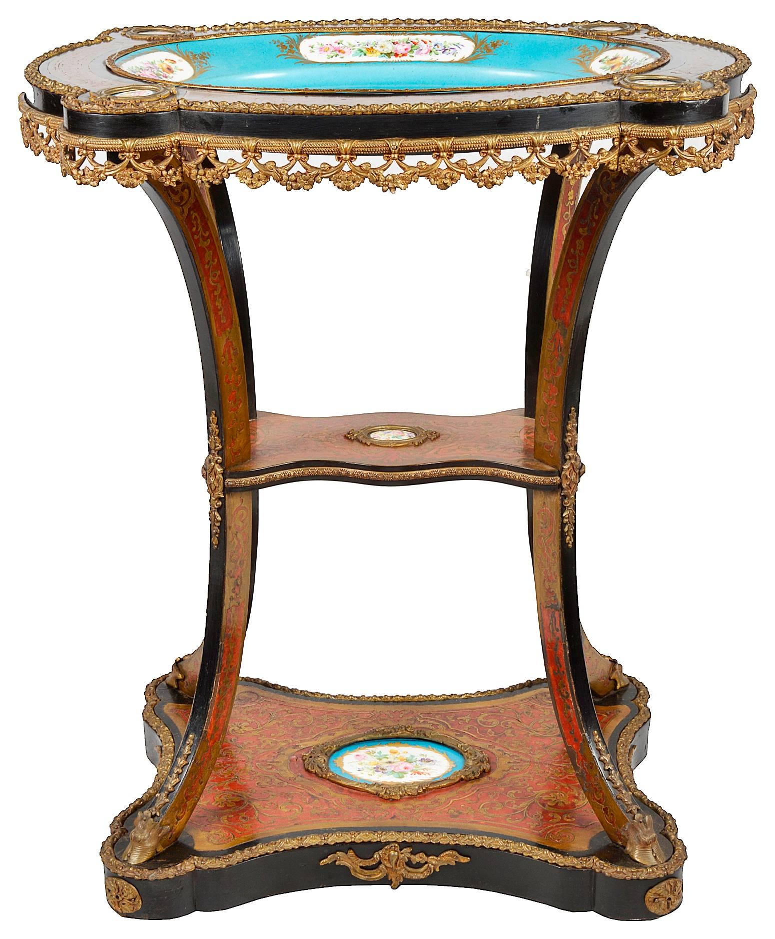 Une étagère de bonne qualité du 19ème siècle en marqueterie Boulle française, avec une plaque ovale en porcelaine de Sèvres sur le dessus, représentant une scène romantique. Quatre de nos supports balayés et deux sous-étages avec plaques de