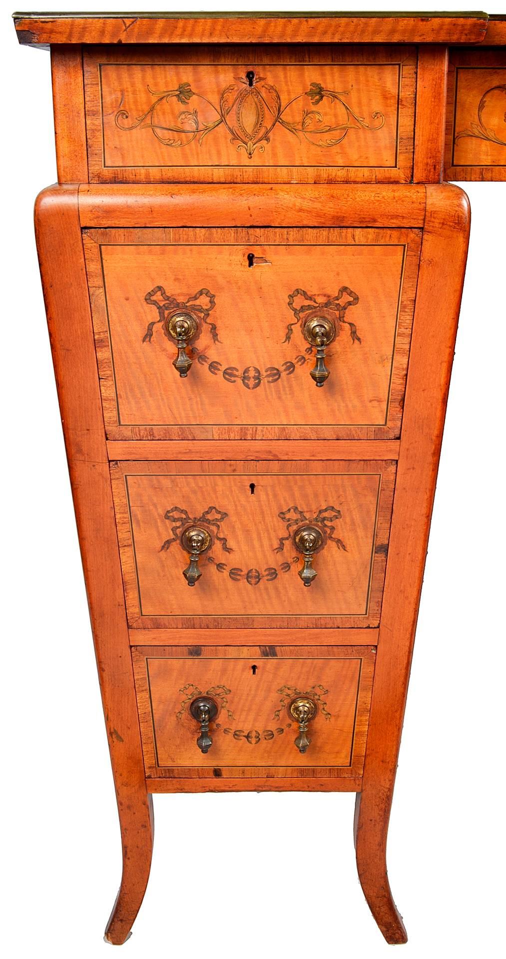 Eine sehr gute Qualität späten 19. Jahrhundert Satinholz eingelegten Sockel Schreibtisch. Mit seiner ursprünglichen marokkanischen geprägten Lederplatte, Intarsienverzierung auf der Oberseite, die Schubladenfronten und Seiten mit klassischer Swag-,