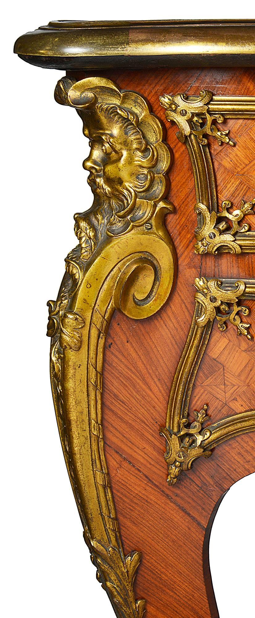 Eine sehr gute Qualität 19. Jahrhundert Französisch Königsholz Parkett eingelegt Louis XV Stil freistehende Bureau Platte. Mit eingesetzter Lederplatte, fünf eichengefütterten Schubladen auf der einen Seite und Scheinschubladen auf der Rückseite,