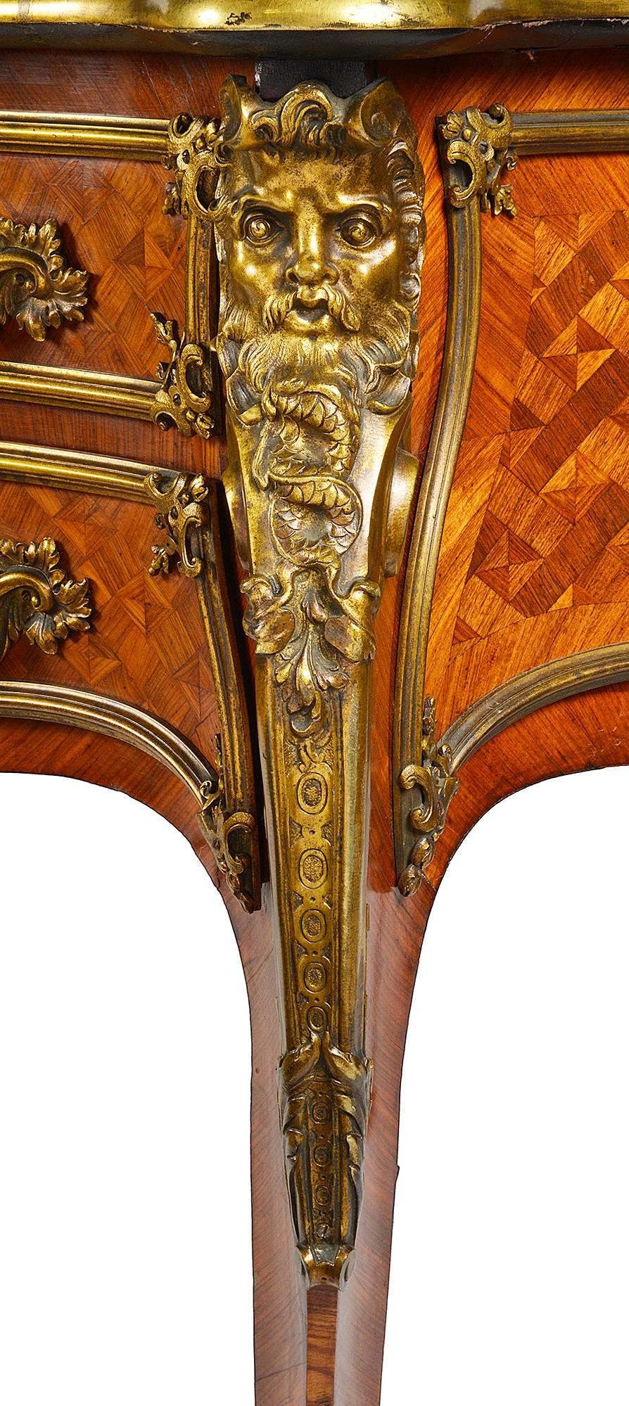 Großer Bureau-Teller im Louis-XV-Stil des 19. Jahrhunderts (Louis XV.) im Angebot