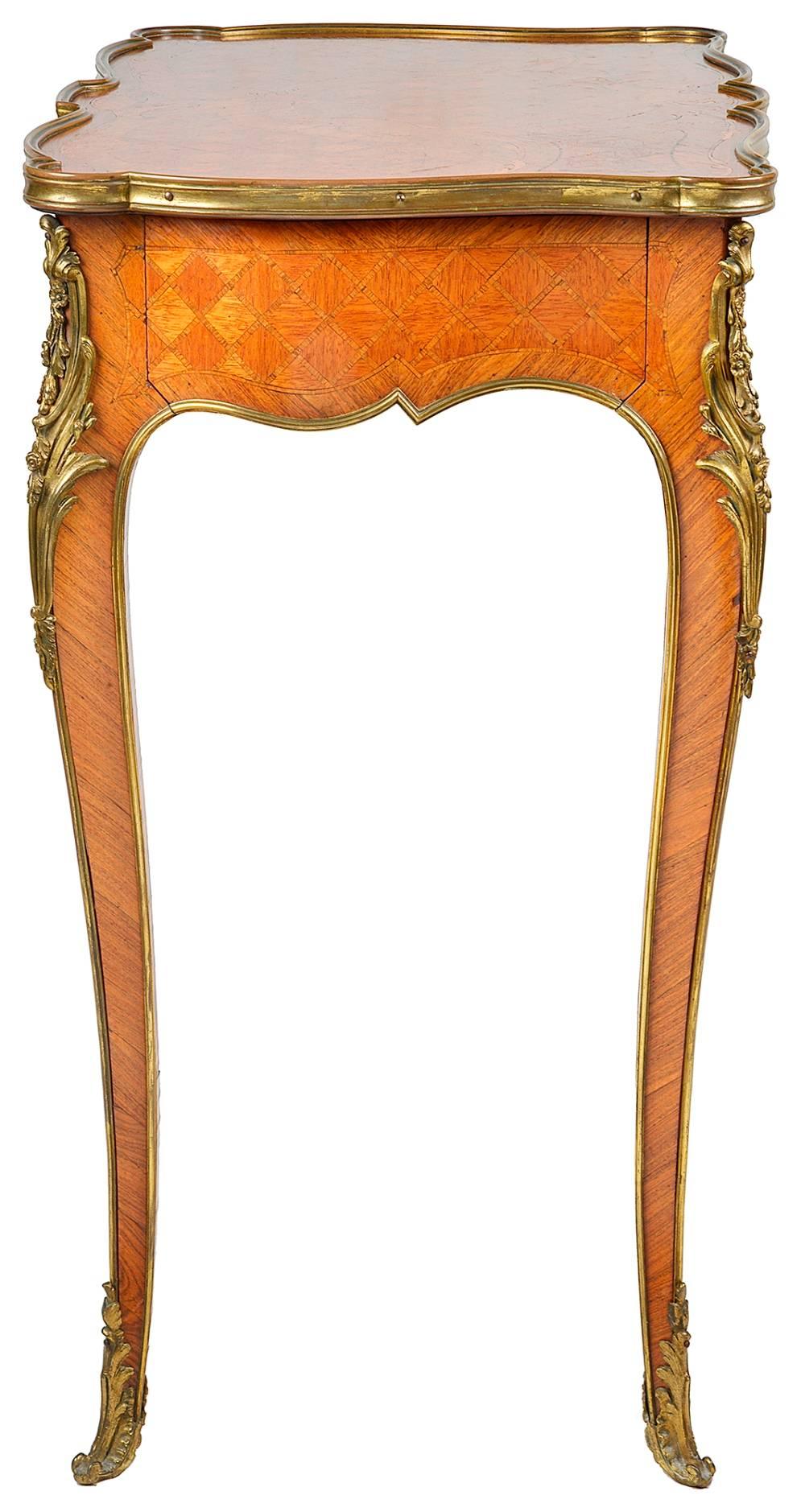 Français Table d'appoint en parqueterie de style Louis XVI en vente