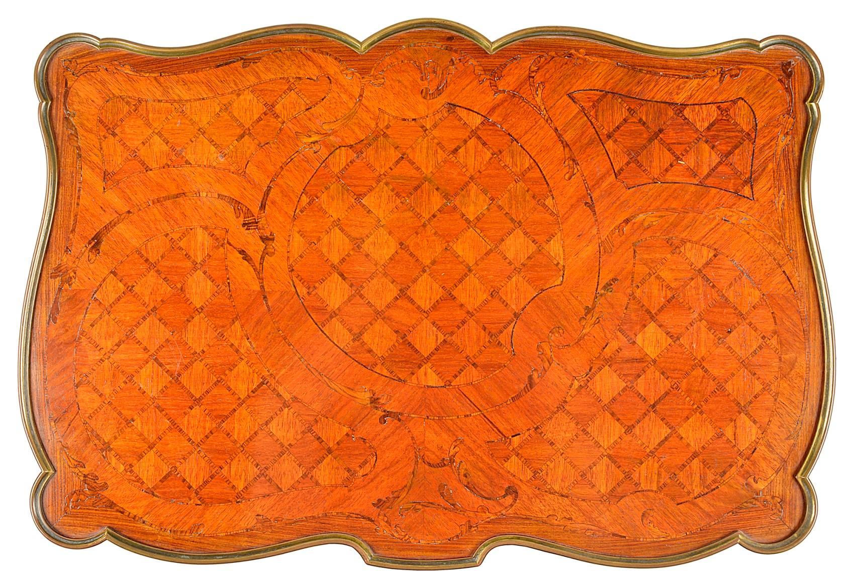 Une très bonne table d'appoint de style Louis XVI, fin du 19ème siècle, en marqueterie de bois royal, avec un seul tiroir latéral en frise, de belles montures en bronze doré et reposant sur d'élégants pieds cabriole.