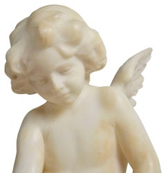 Statua in alabastro intagliato del XIX secolo raffigurante un cherubino seduto accanto a una fontana