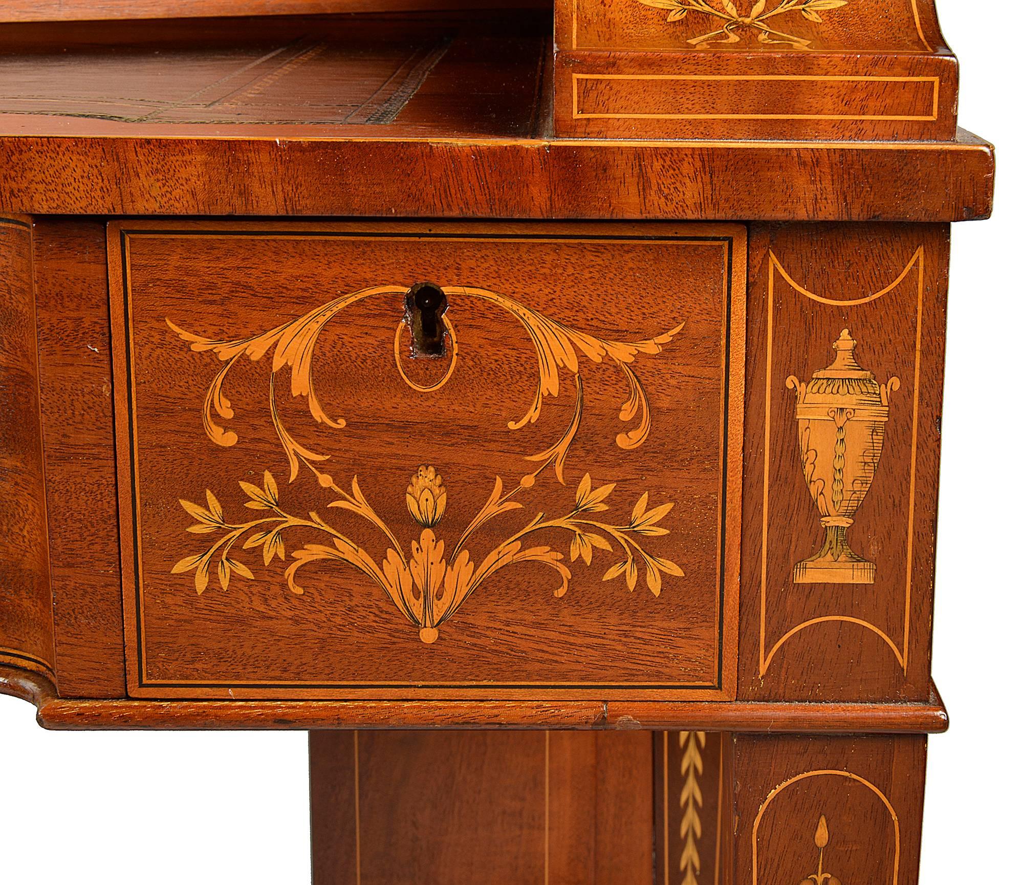 Schreibtisch mit Intarsien aus dem 19. Jahrhundert im Sheraton-Stil (Mahagoni) im Angebot