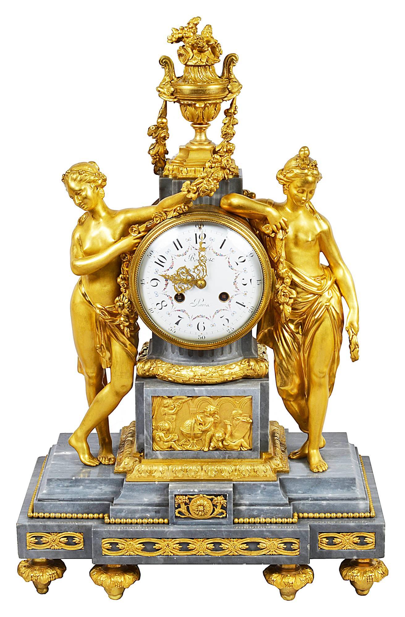 Une très bonne qualité, impressionnante garniture d'horloge française du 19ème siècle en bronze doré et marbre gris. Avec une grande paire de candélabres à cinq branches de chaque côté, soutenus par des vierges classiques et posés sur des socles en