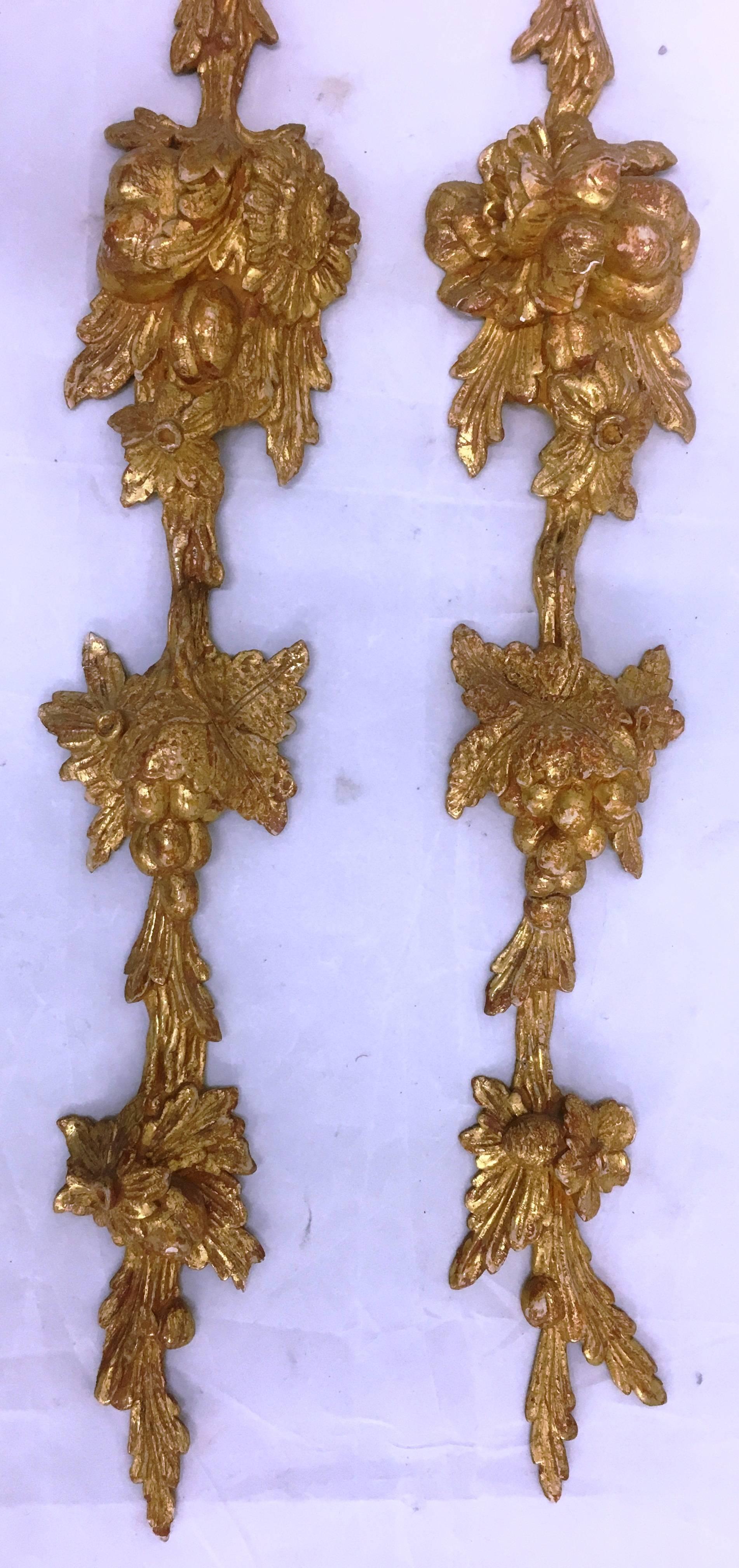 A good quality pair of 18th century carved giltwood wall appliques, each having wonderfully carved fruit and flowers. In the style of Grinling Gibbons.