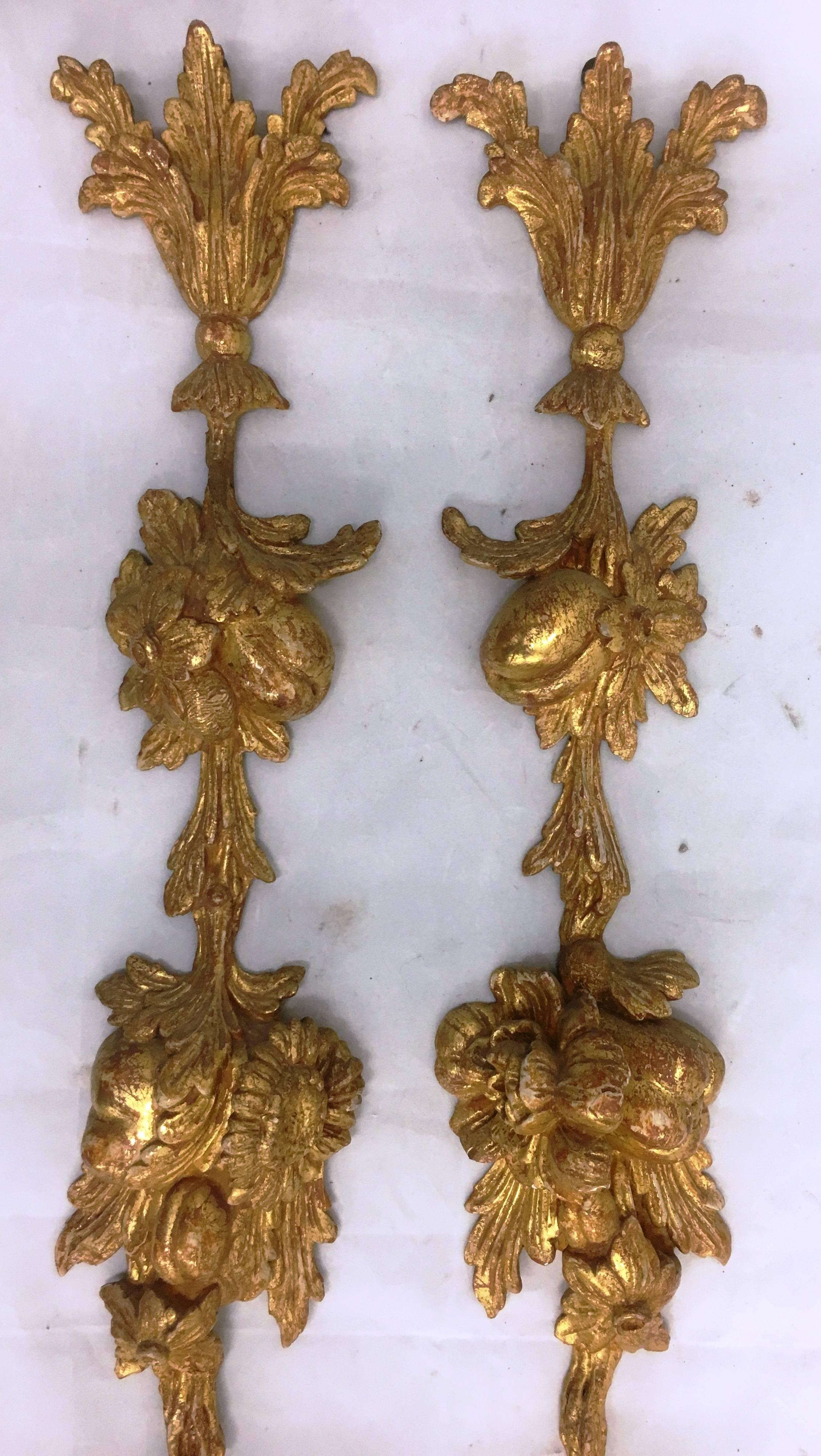 English Pair of 18th Century Carved Giltwood Wall Appliques