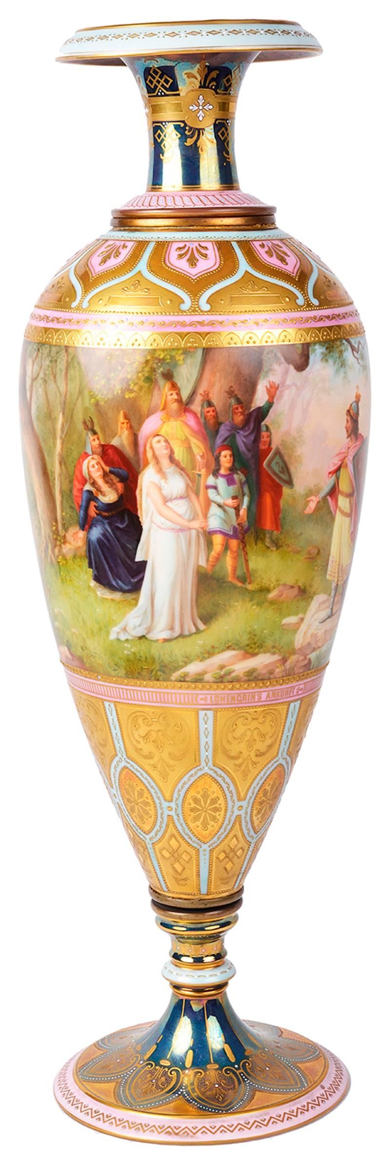 Vase en porcelaine de Vienne de très bonne qualité, datant du XIXe siècle, représentant des scènes classiques et des bordures dorées.