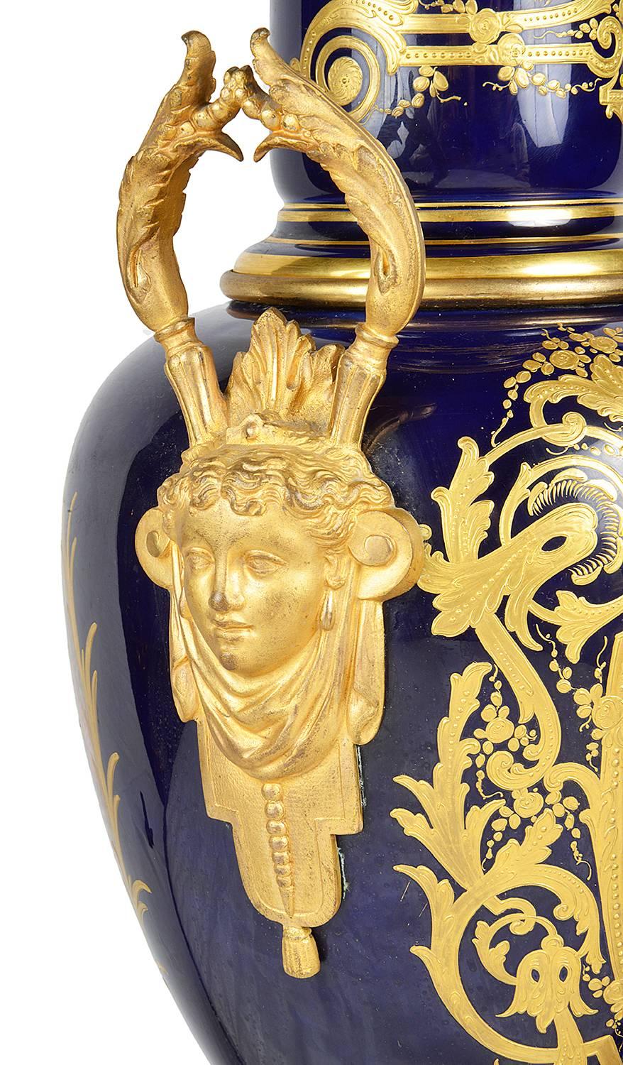 Français Impressionnant vase en porcelaine de style Svres, 19ème siècle en vente