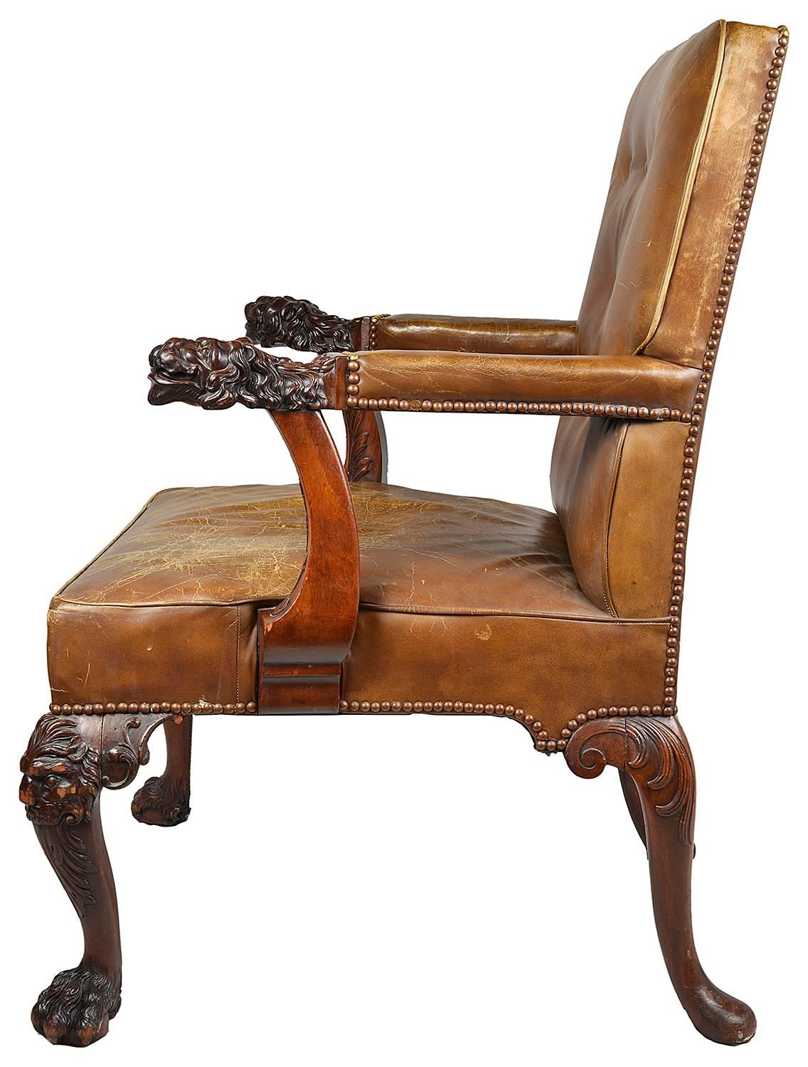 Un bureau / fauteuil en acajou de très bonne qualité de la fin du 19e siècle, d'influence Chippendale. Ils sont dotés d'une magnifique sellerie en cuir délavé. Les accoudoirs sont ornés de masques de lion mythiques sculptés et reposent sur des pieds