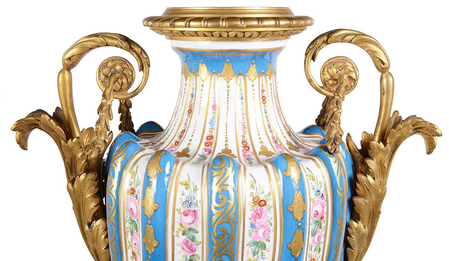 Fine Quality Pair of French Sevres Style Porcelain Vases In Excellent Condition For Sale In Brighton, Sussex