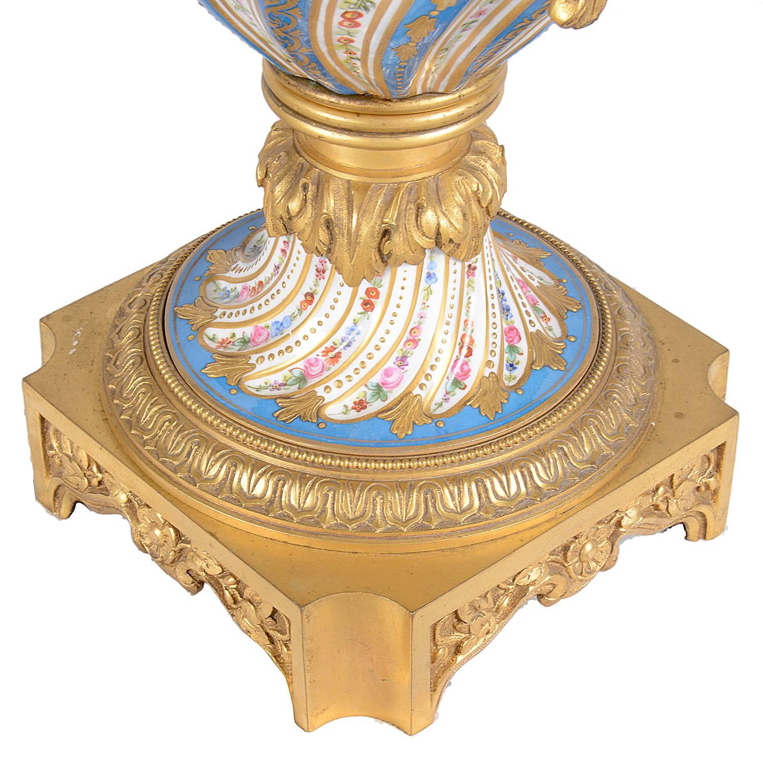 Peint à la main Paire de vases en porcelaine de Sèvres de belle qualité en vente