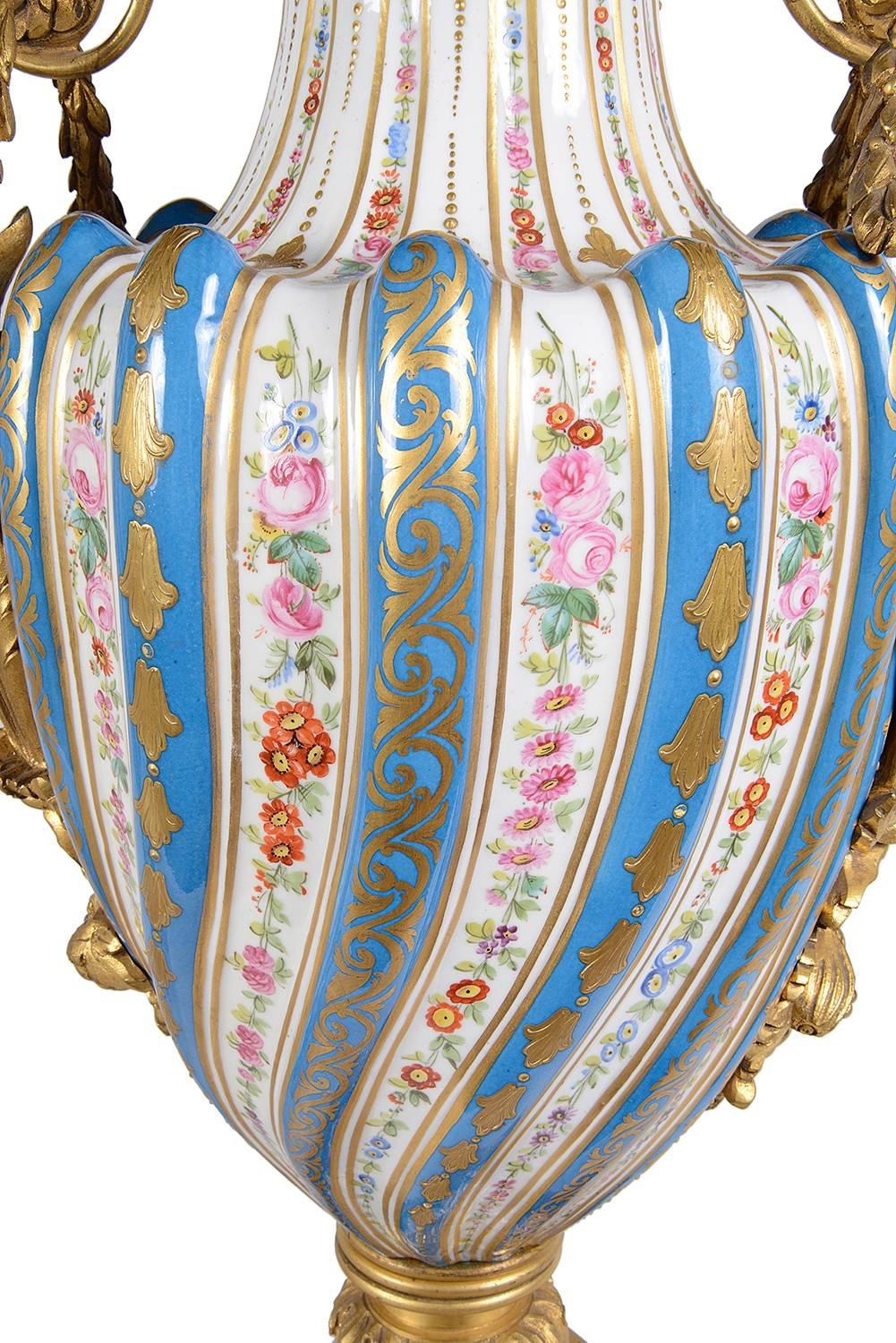 Paar französische Porzellanvasen in feiner Qualität im Sevres-Stil (19. Jahrhundert) im Angebot