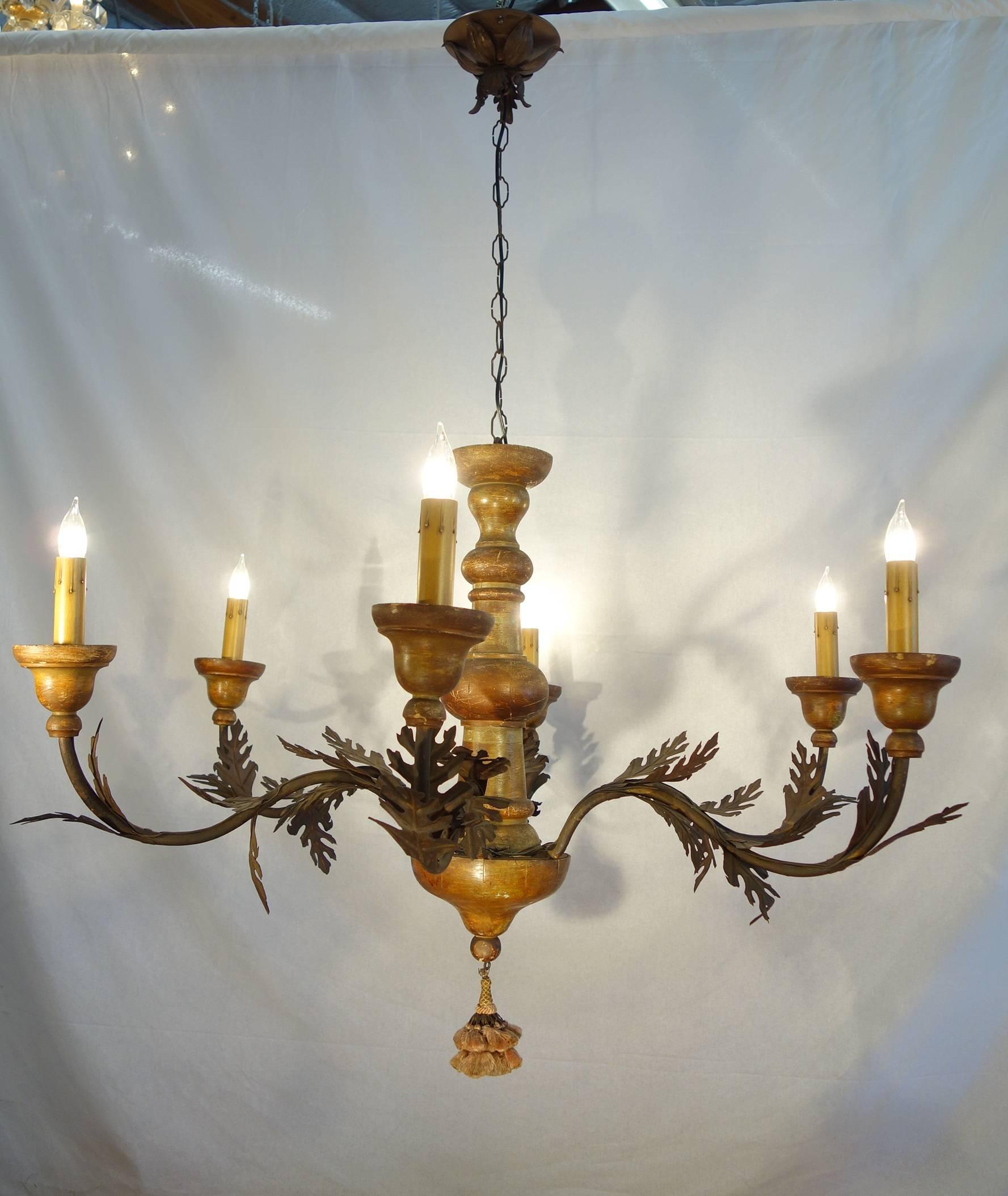Venetian hand-painted turned and lacquered wood chandelier with six hand-forged iron arms and six lights decorated with copper leaf and cups.

UL newly rewired.

Measures: 47