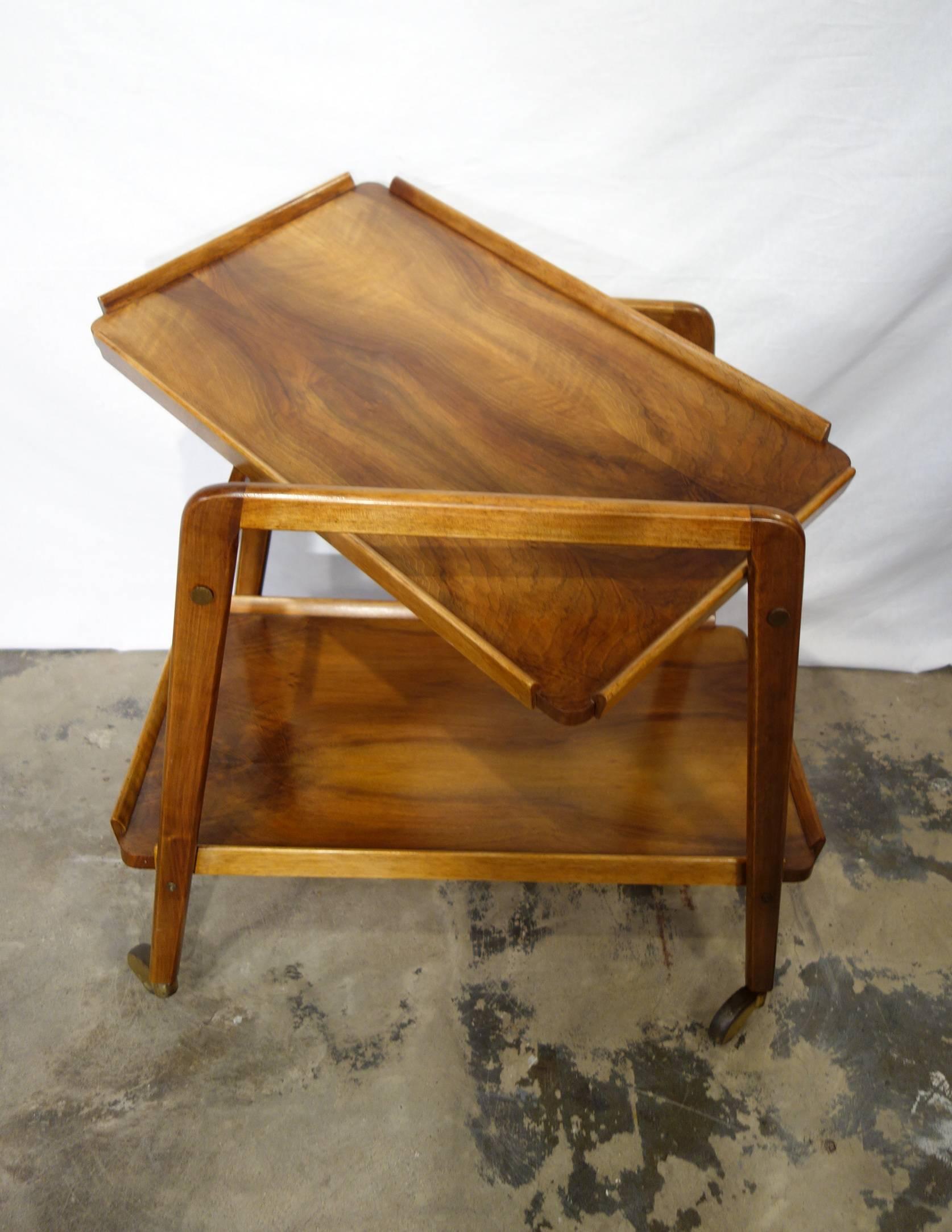 Italian Mid-Century solid walnut trolley or cart on wheels. Two levels, the first removable. Production Fact Italy, 1950s.

Measures: 28