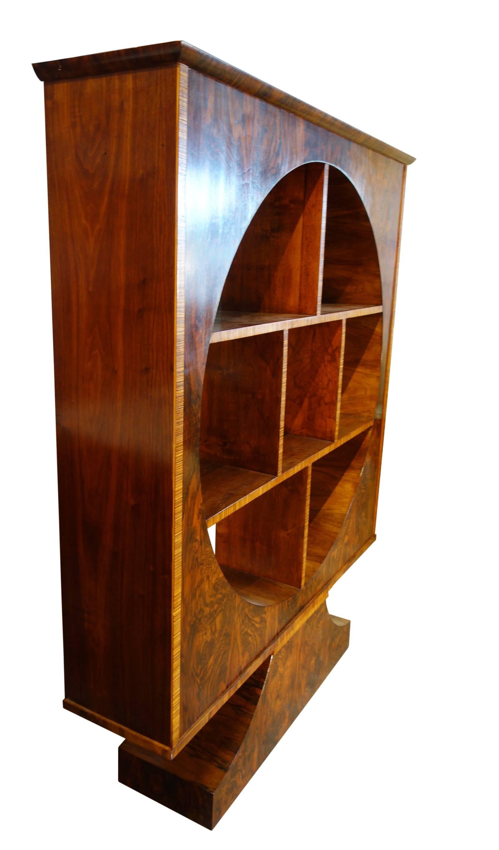 Italian Mid Century Art Deco Unique Vetrine Showcase Walnut with Rosewood Veneer
Spectacular Art Déco display vetrine showcase with open back - a circle within a square perched on a double concave base - solid walnut shelf structure, burled walnut