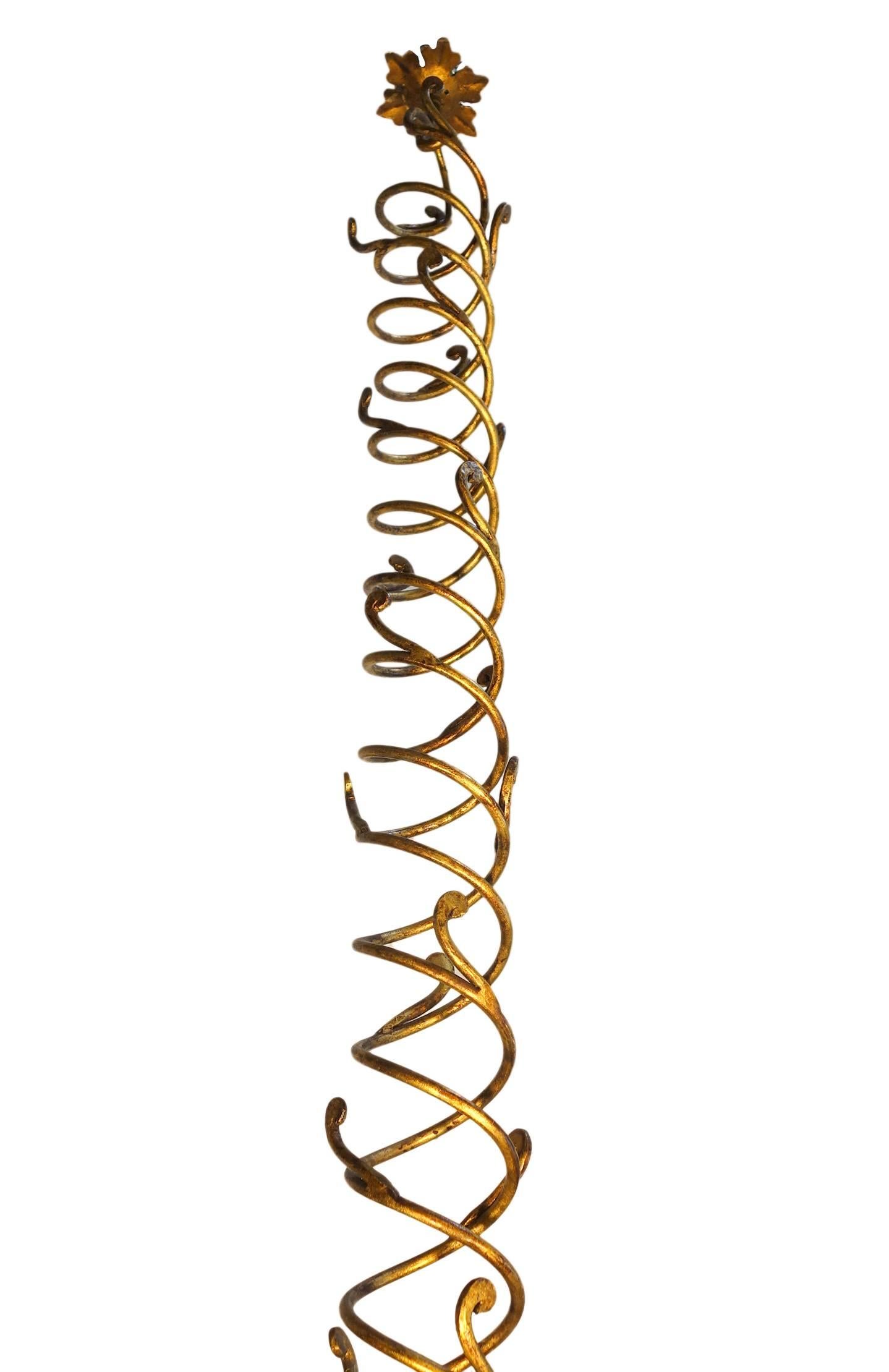 Italienischer Jugendstil-Kronleuchter aus geschmiedetem Schmiedeeisen und Gold vergoldet (Moderne der Mitte des Jahrhunderts) im Angebot