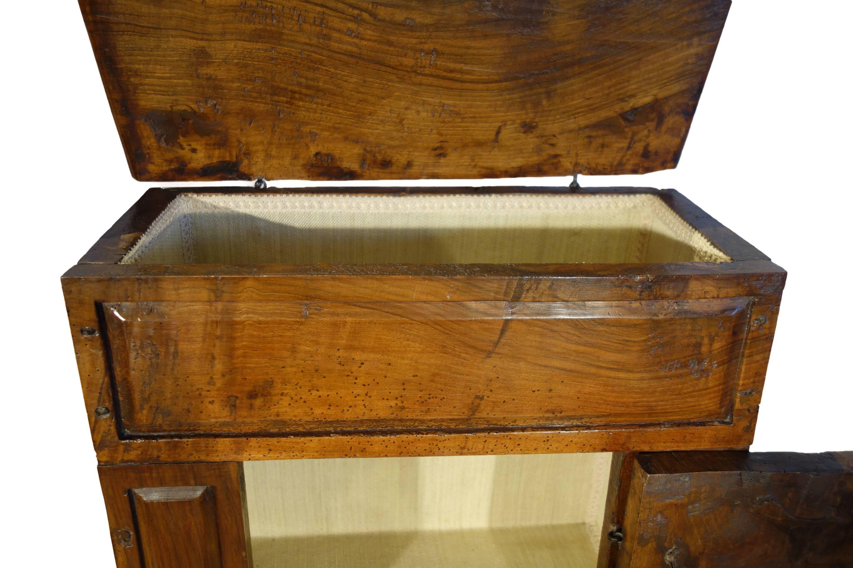 17th Century Antique Italian Rustic Tuscan Walnut Kneeler Circa 1660 In Excellent Condition In Encinitas, CA