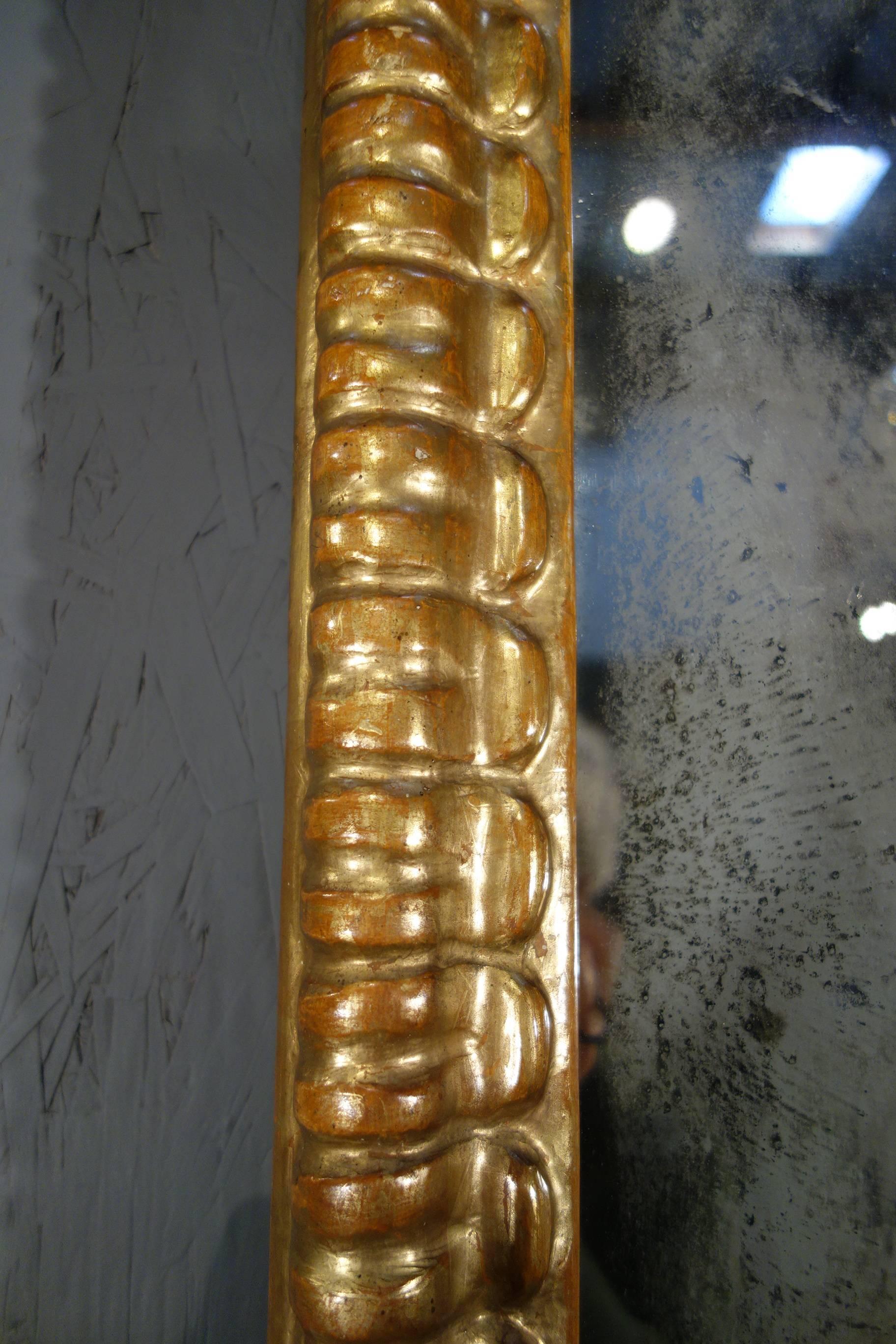 Bois doré Miroir vertical ovale italien ancien du début du XIXe siècle de style baroque, doré à l'or fin en vente