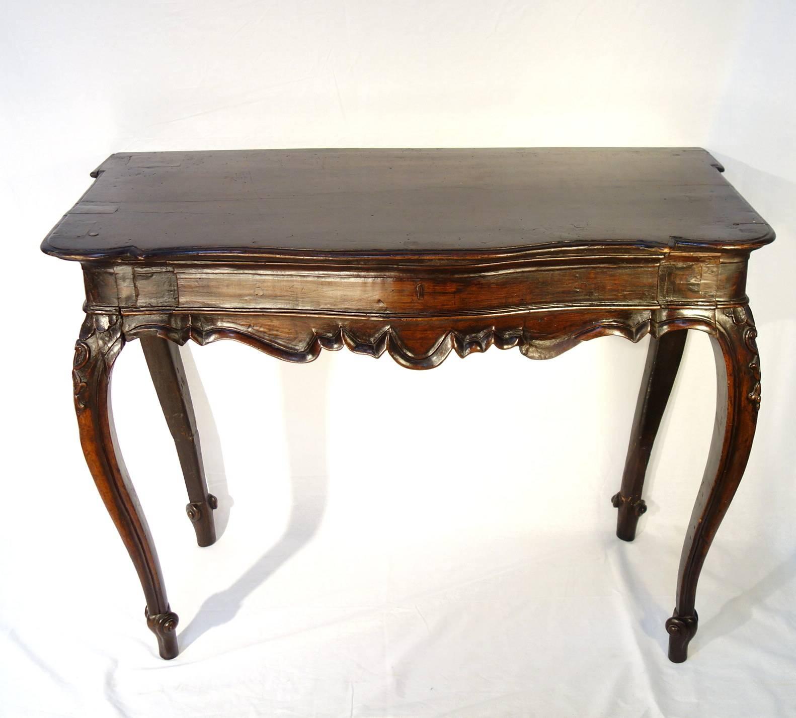 Early 19th century console table in walnut from Genova (Genoa) baroque Louis XV, front with serpentine shape and curved legs. Hand-carved details on the skirt (Measures: 44.5