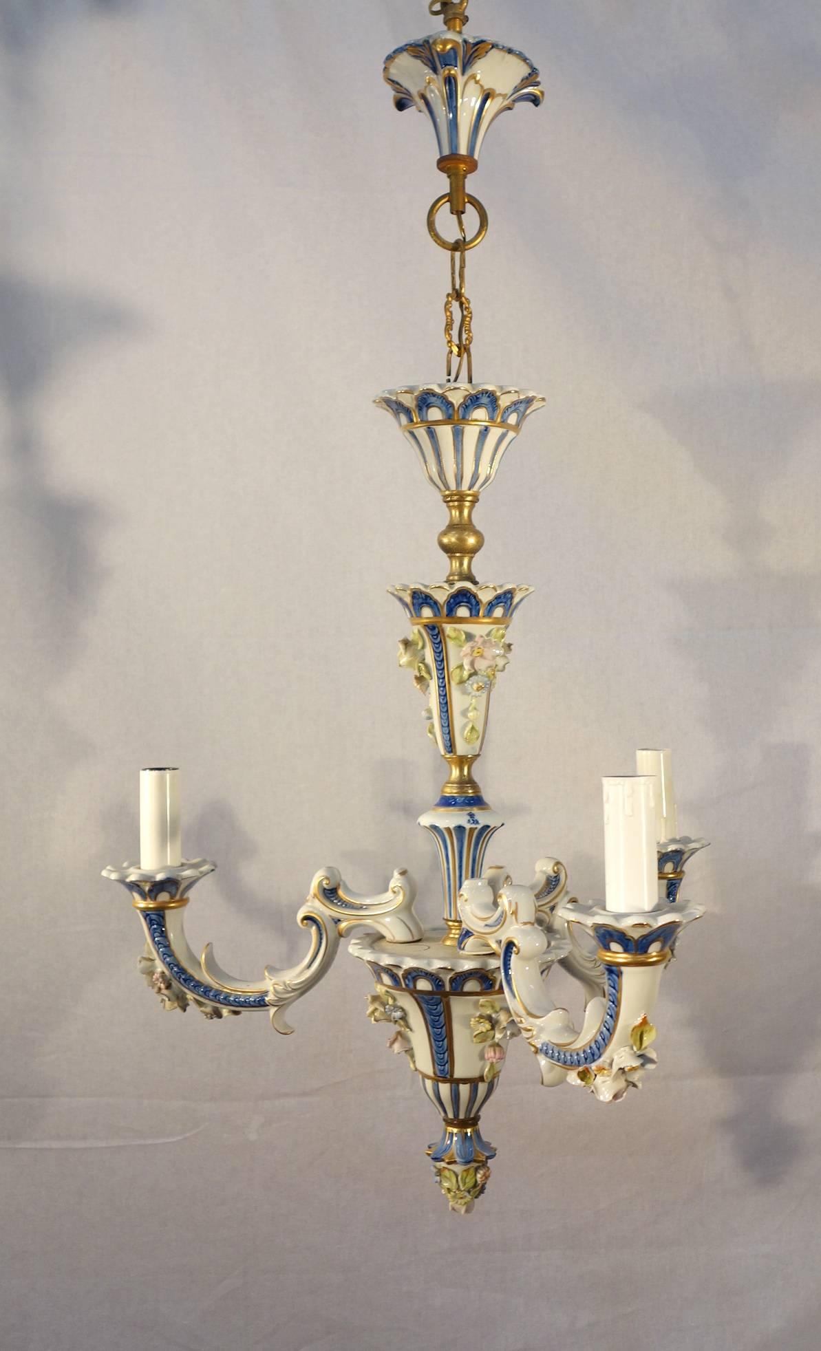 Petit lustre italien ancien en porcelaine de Capodimonte Bon état à Encinitas, CA