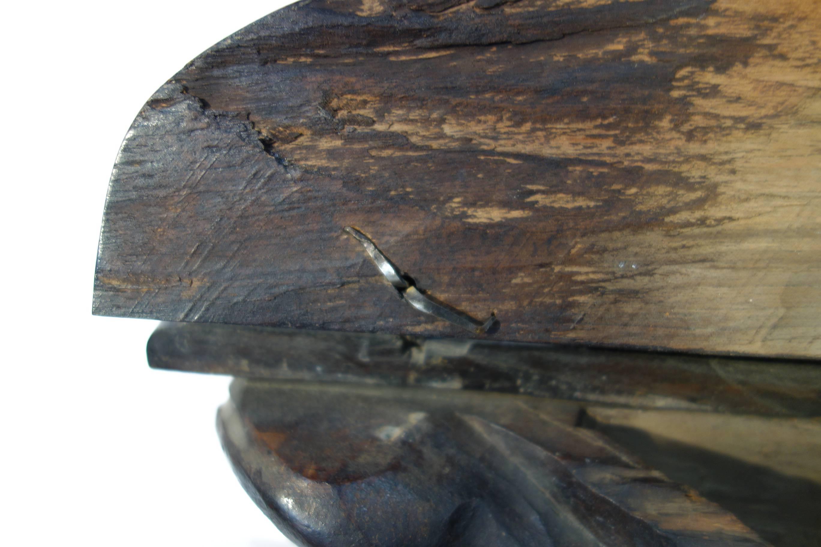 Toskanisches Engelregal aus einem einzigen Nussbaumholzblock aus dem 17. Jahrhundert, geschnitzt, um 1680 im Zustand „Gut“ im Angebot in Encinitas, CA