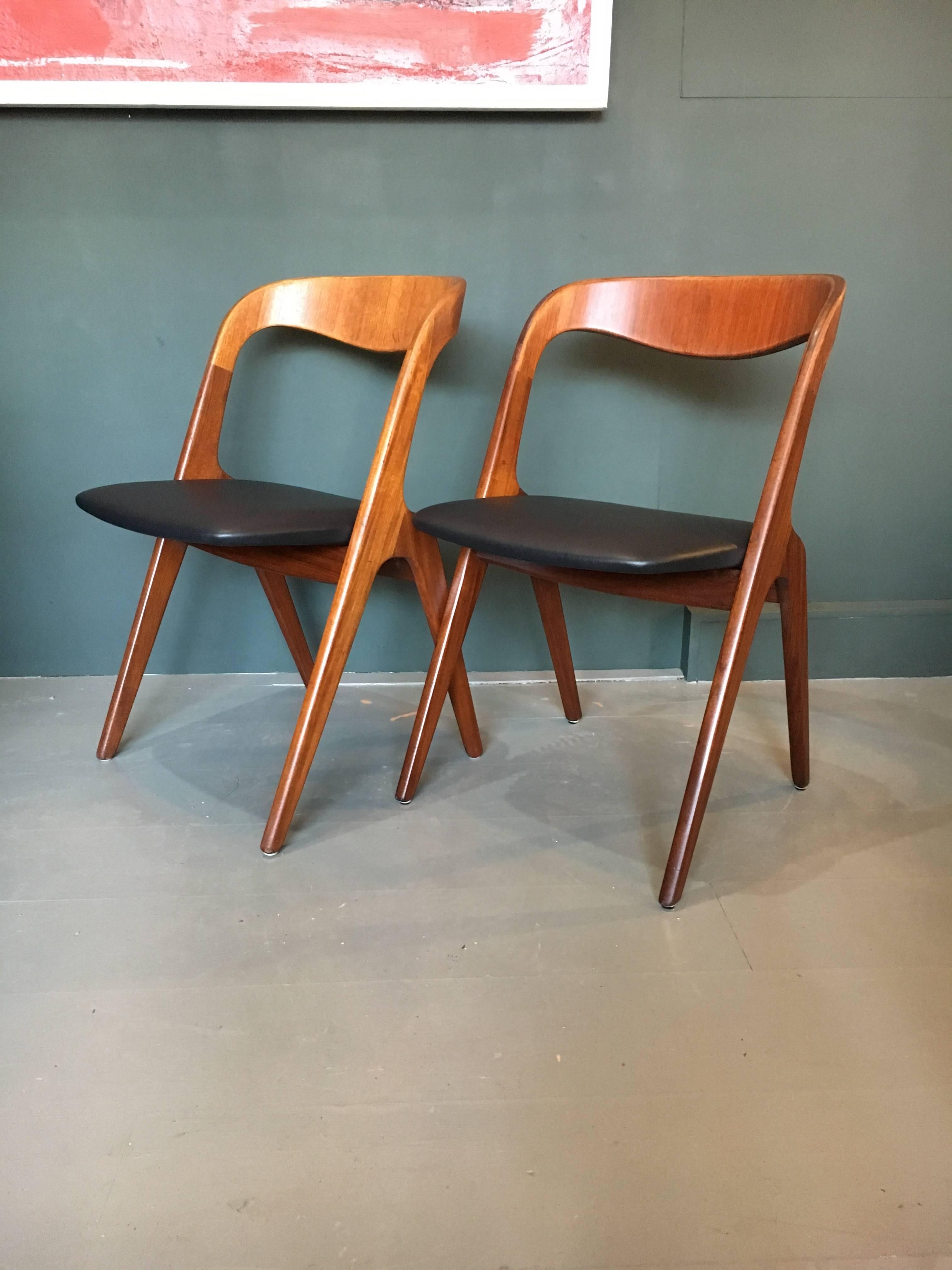 A set of ten teak dining chairs designed by Johannes Andersen for Vamo Sonderborg. Model ‘Sonja’ produced in Denmark, circa 1960. Refurbished frames with professionally reupholstered seats of Magpie black leather. Unique midcentury design profile by