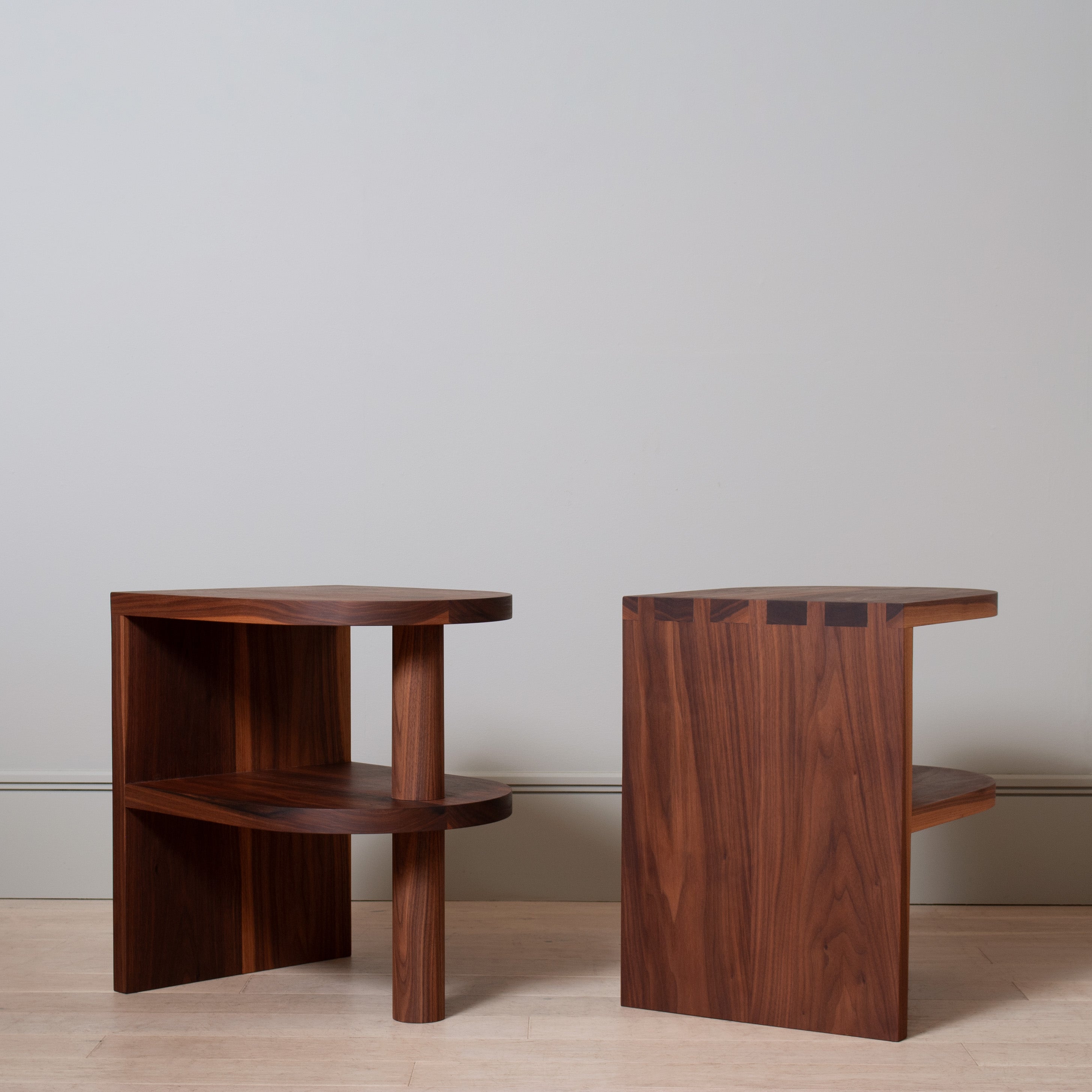 Paar Handcrafted Walnuss End Tables