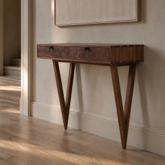 Konsolentisch im Modernismus-Stil von SUM Furniture, handgefertigt aus Walnussholz, England