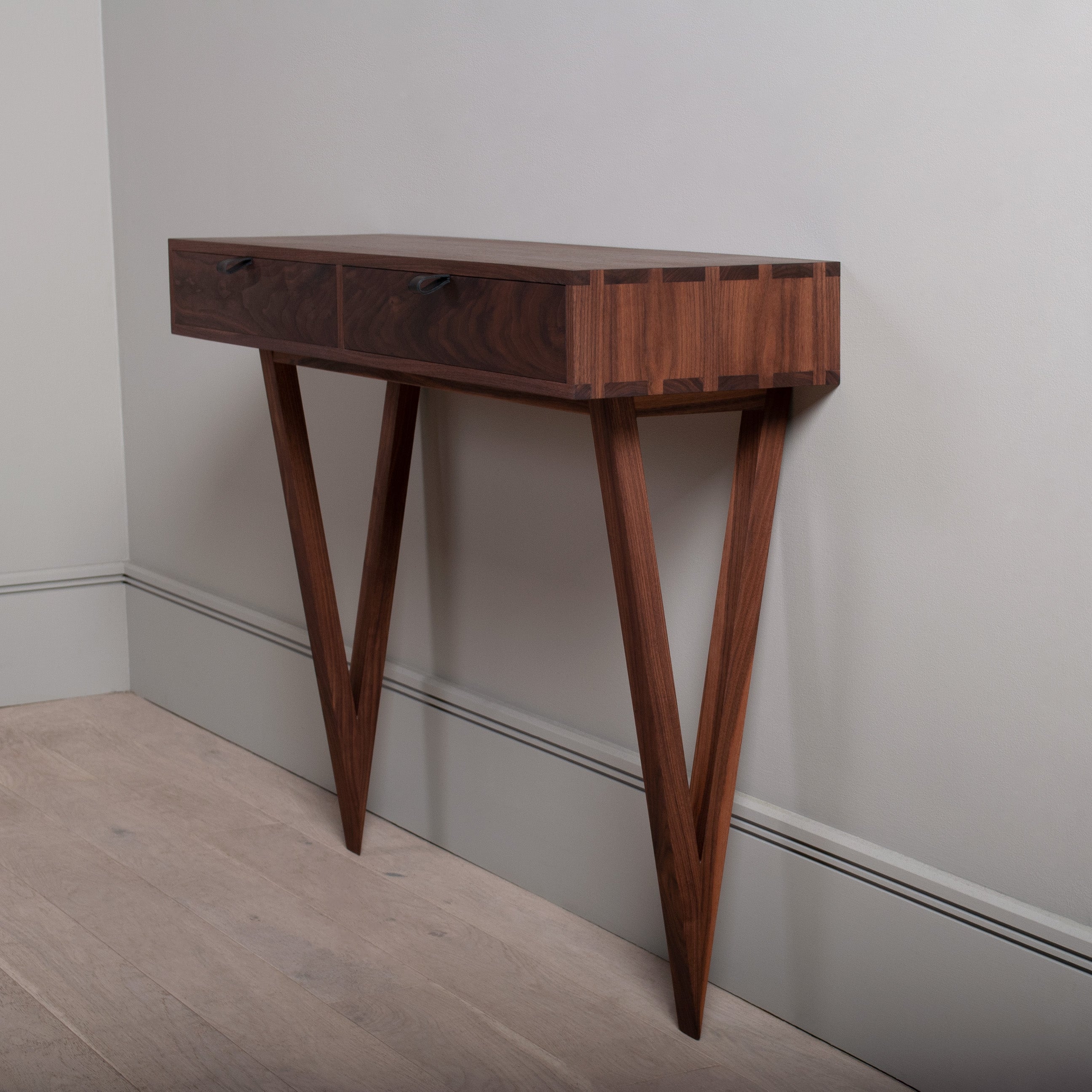 Table de toilette moderniste en noyer américain