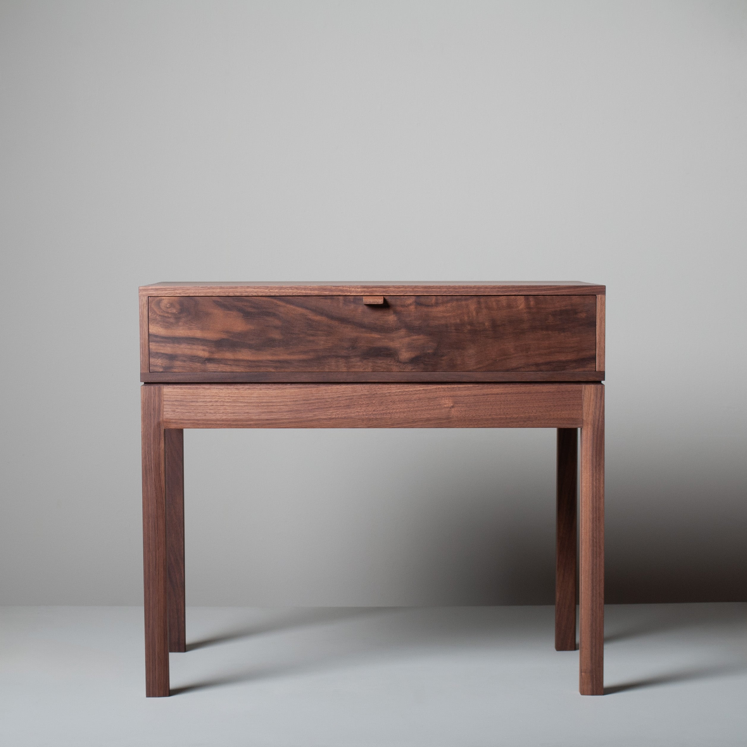 Grande table de nuit artisanale, noyer et Oak Oak