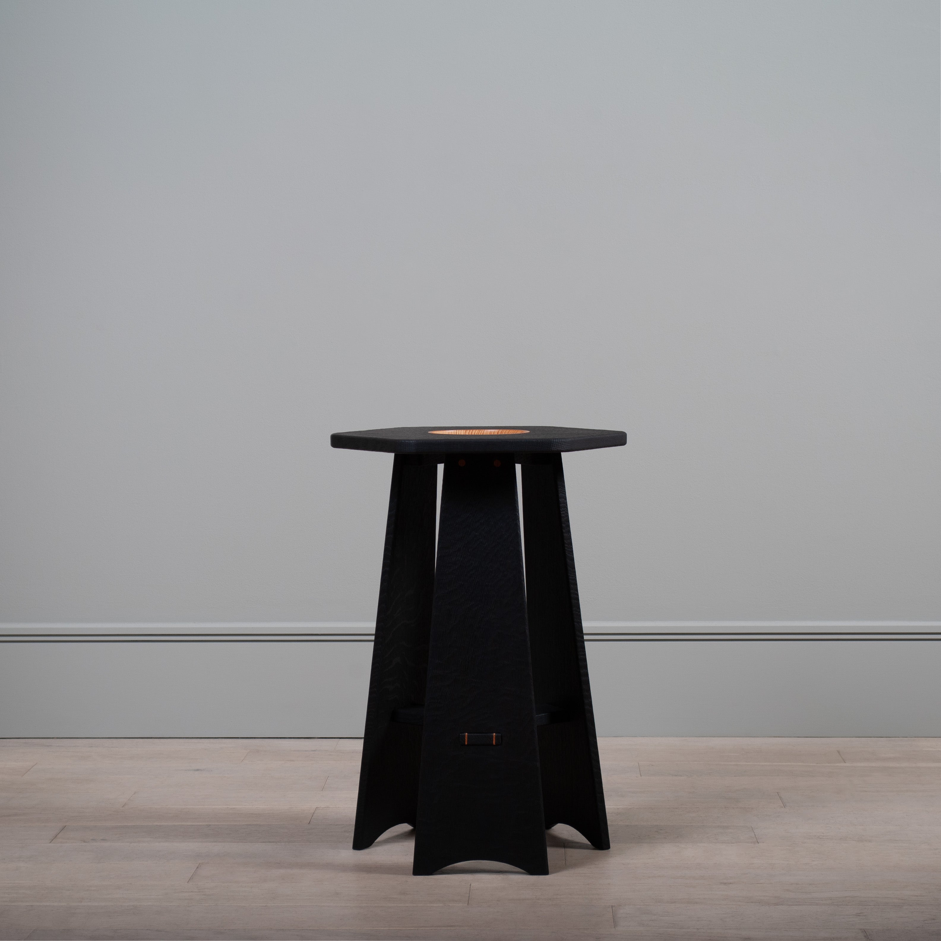 Handcrafted Scorched OAK Beistelltisch