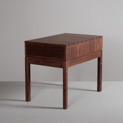 Handcrafted Artisan Nachttisch, Nussbaum & Eiche