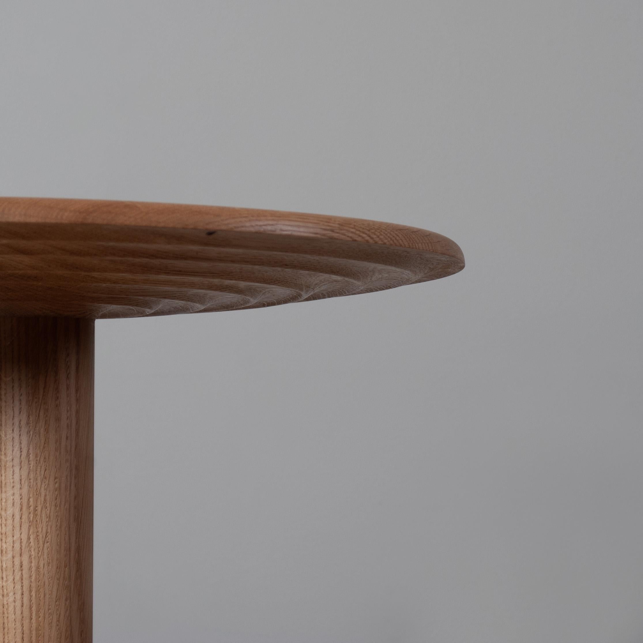 Moderne Grande table d'appoint, table à boire, en chêne anglais, fabriquée à la main en vente
