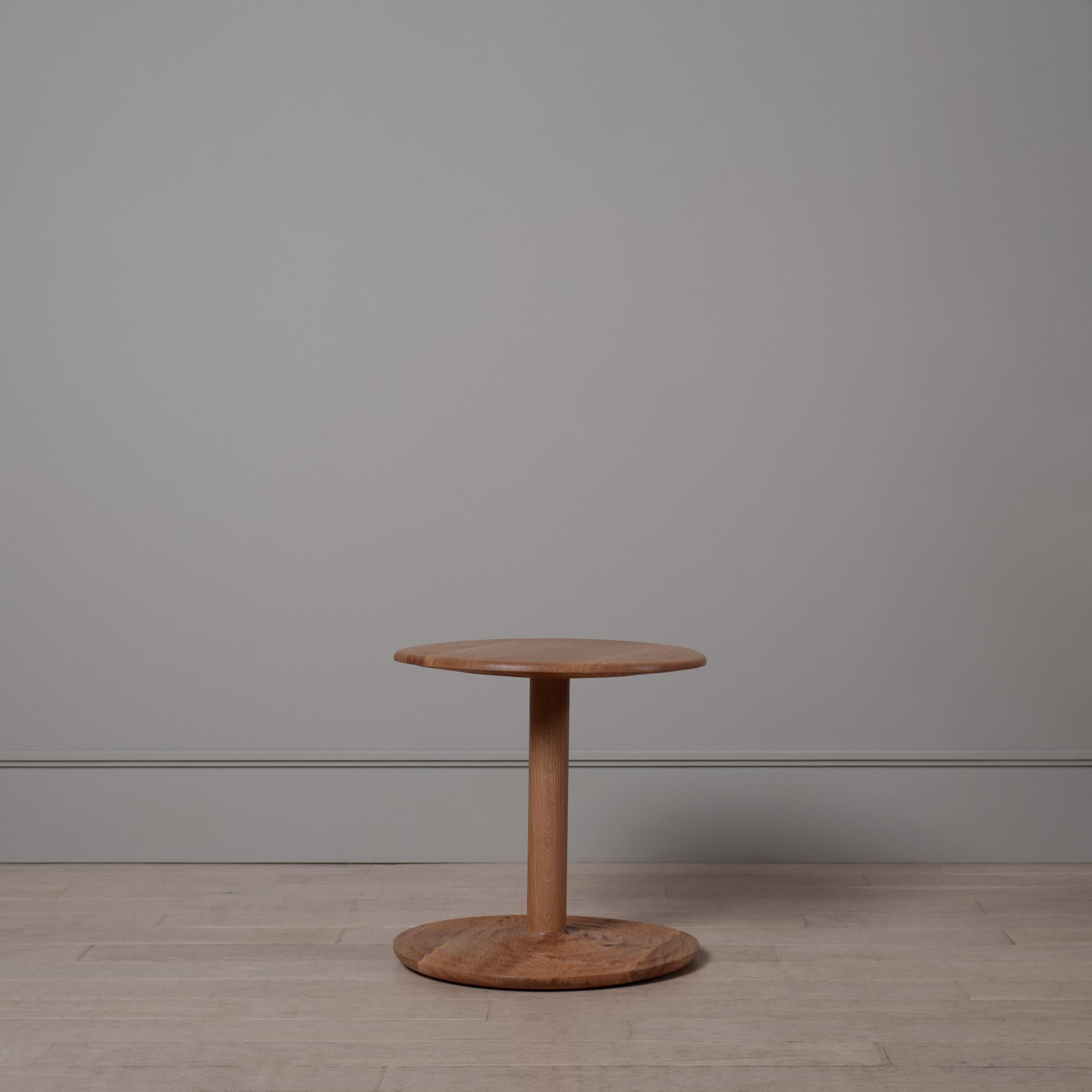 Chêne Grande table d'appoint, table à boire, en chêne anglais, fabriquée à la main en vente