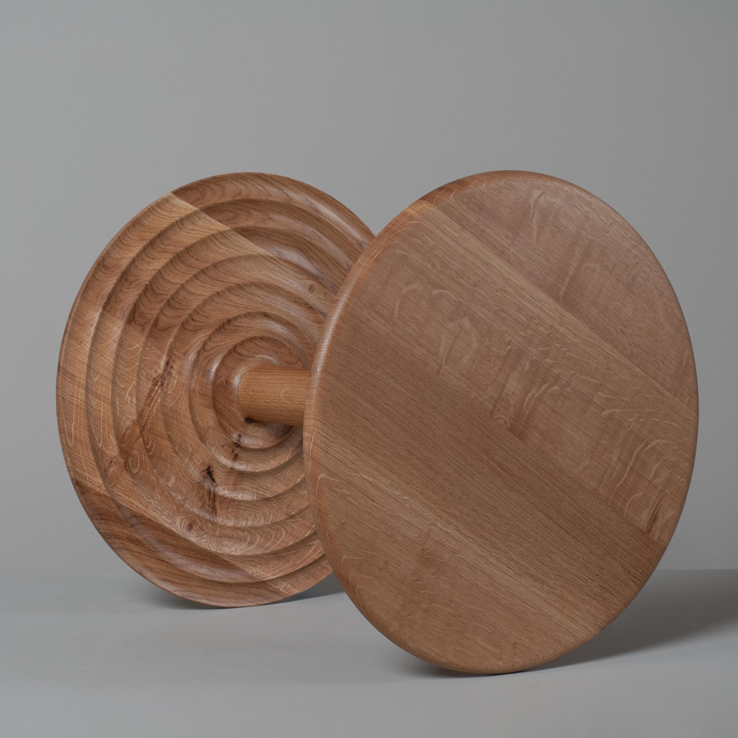 Magnifique version grande de notre table d'appoint ondulée en chêne anglais, tournée et fabriquée à la main. 
Le dessous de la surface supérieure reflète la base ondulée de l'écope.
Il s'agit d'une pièce sur mesure de grande qualité, fabriquée à la