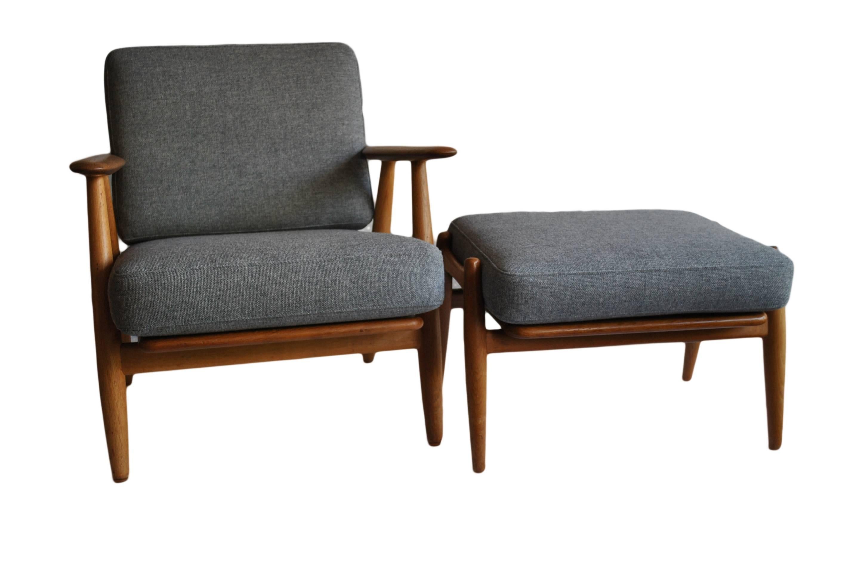 Excellent condition oak frame Model GE240 'cigar' chair. Designed by Hans J Wegner for Getama, Denmark, circa 1955. Bearing the original makers mark to the underside.
This has been re-upholstered in a grey wool/cotton Danish weave but can be
