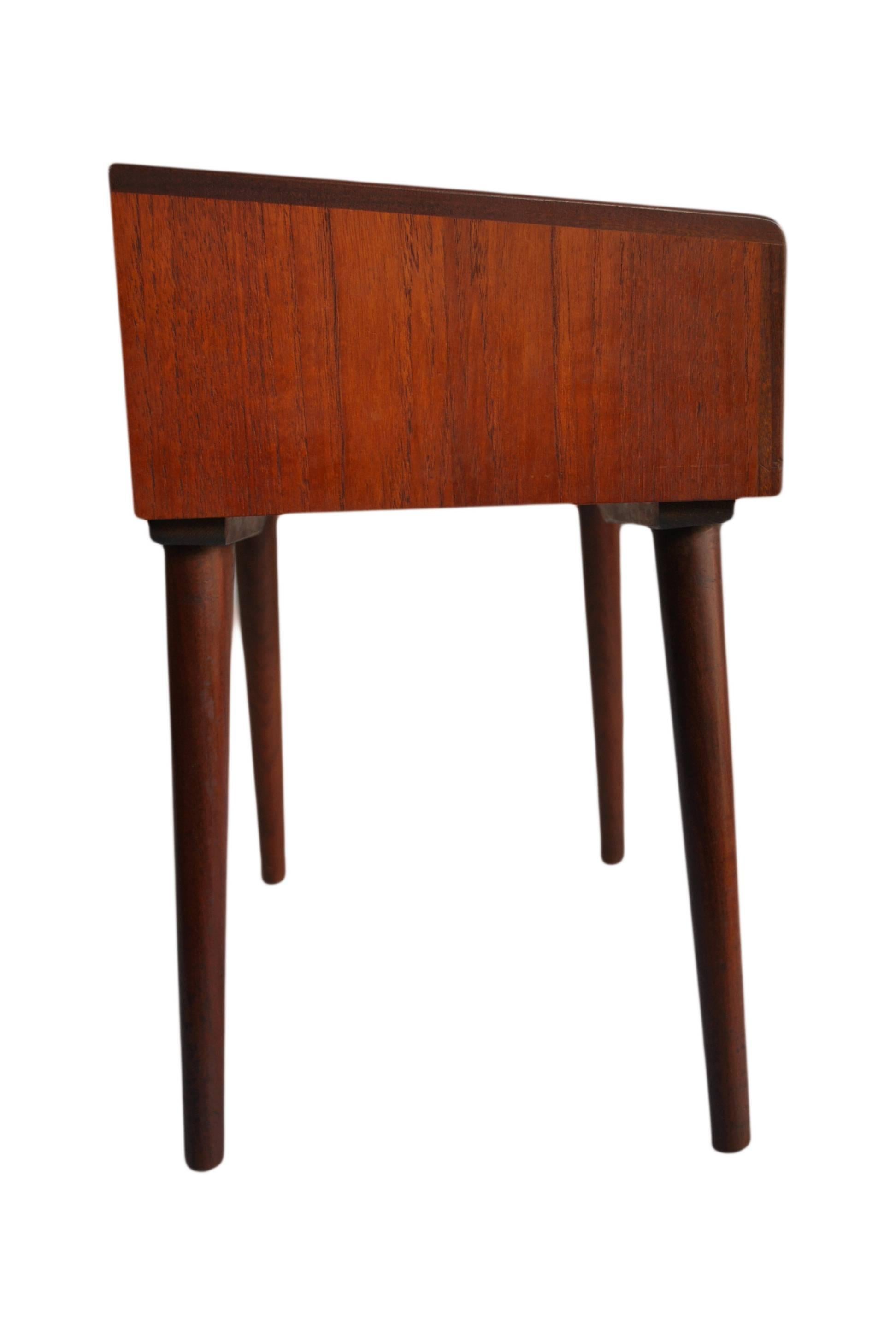 Mid-Century Modern Pair of Danish Mid-Century Nightstands