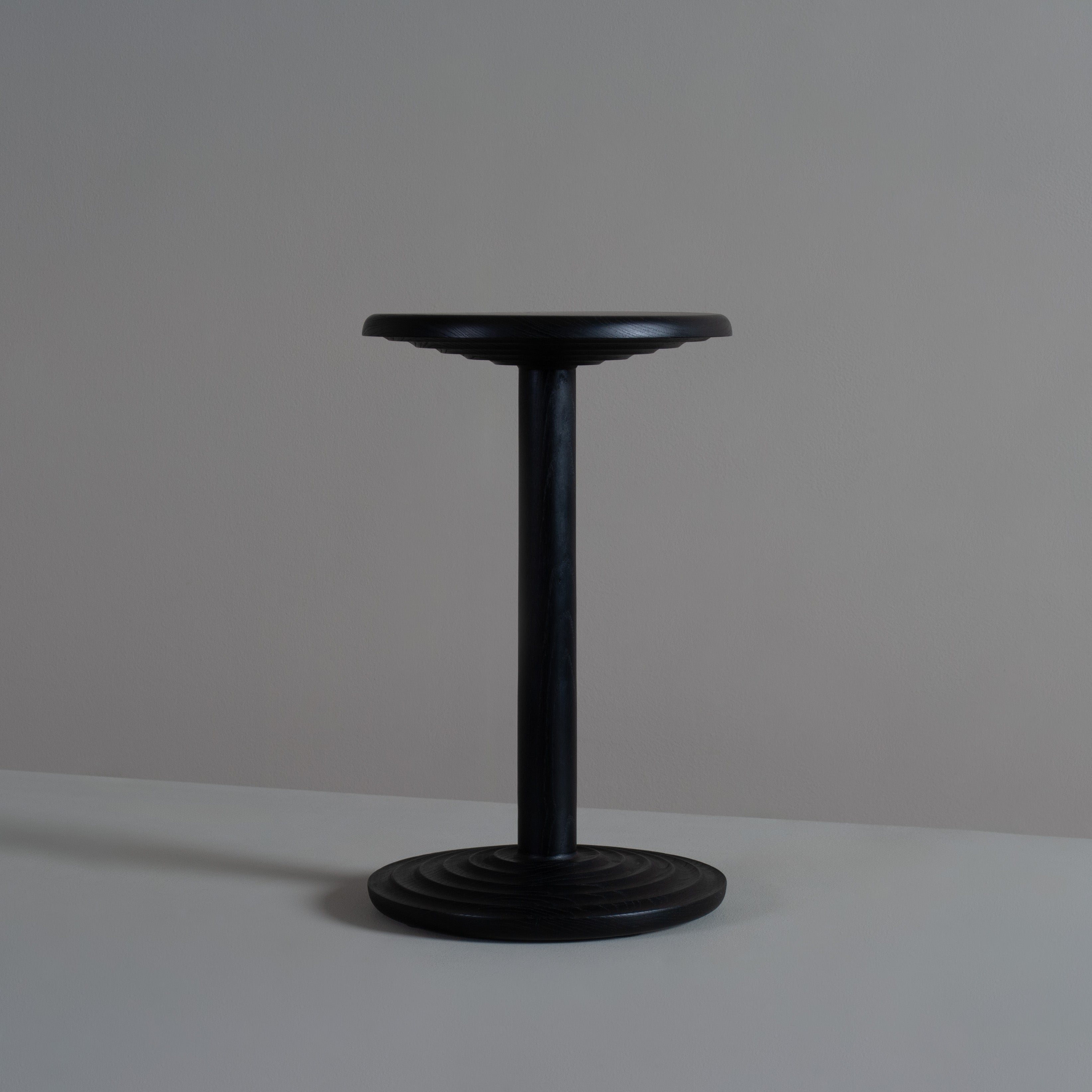 Table d'appoint artisanale en frêne ébonisé en vente