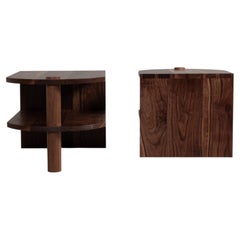 Coppia di grandi comodini o tavolini in noce realizzati a mano da SUM Furniture