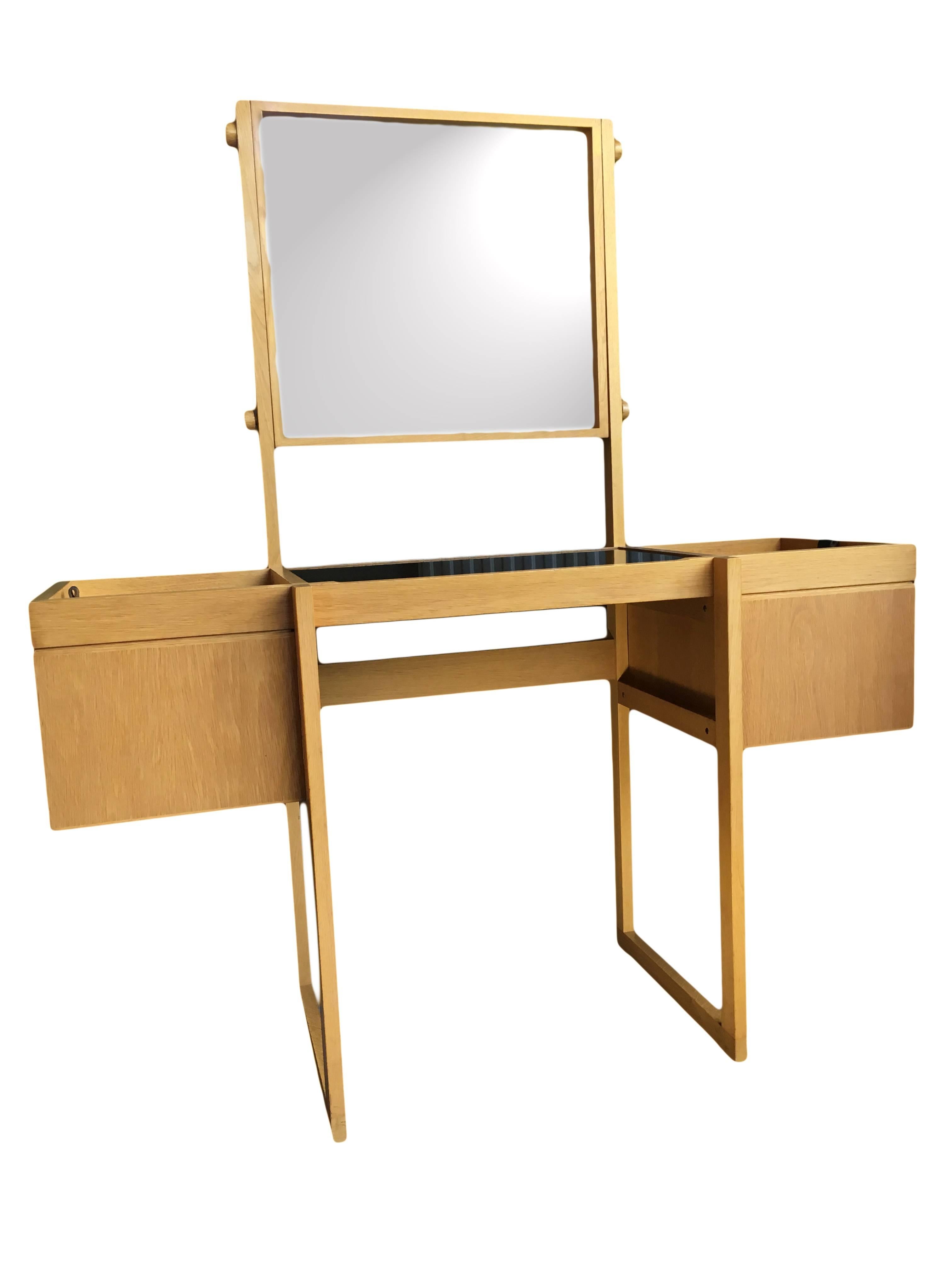 Danish Modernist Dressing Table in Oak In Excellent Condition In London, GB