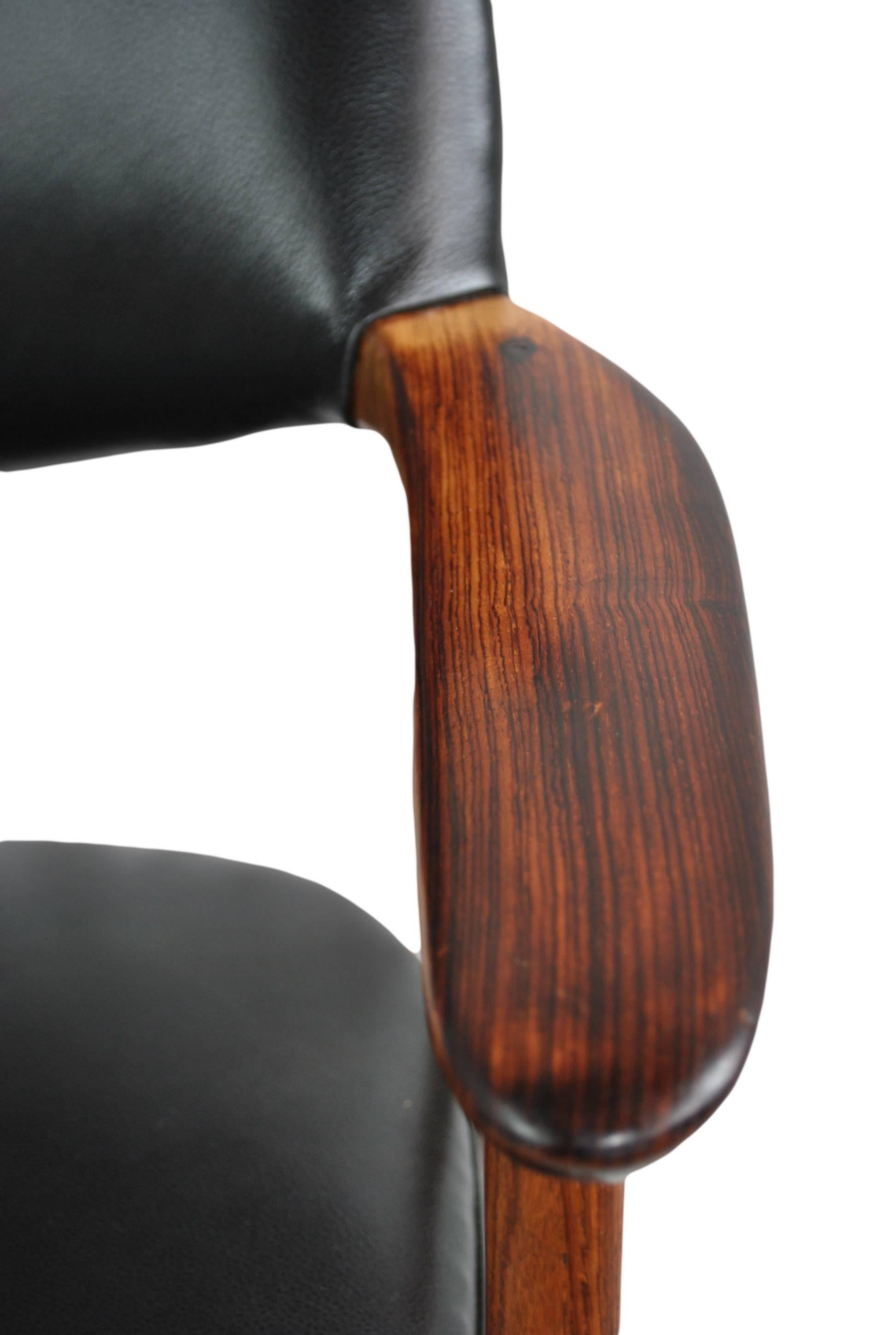 Fully restored and reupholstered chairs in rosewood and black anthracite crest leather. Very well grained light rosewood.
Super comfort desk or occasional chairs designed by Erik Kirkegaard for Hong-Stole, Denmark, circa late 1950s.
More available