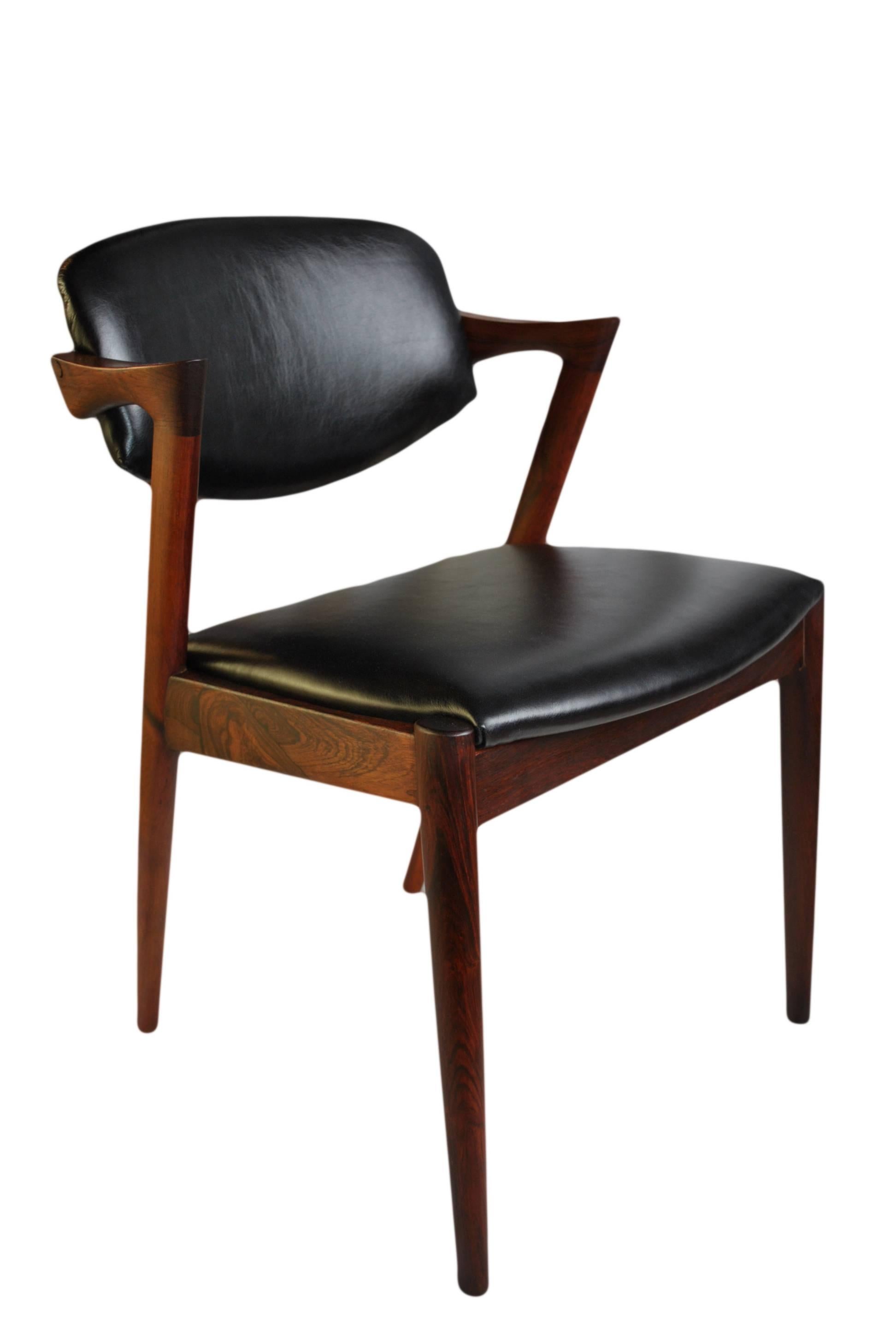 Original 1960s rosewood Kai Kristiansen model 42 dining chairs with tilting back rests, set of six. Classic design from Kai Kristiansen.
Fully restored and reupholstered in black crest leather. Super rosewood frames.
More available with custom