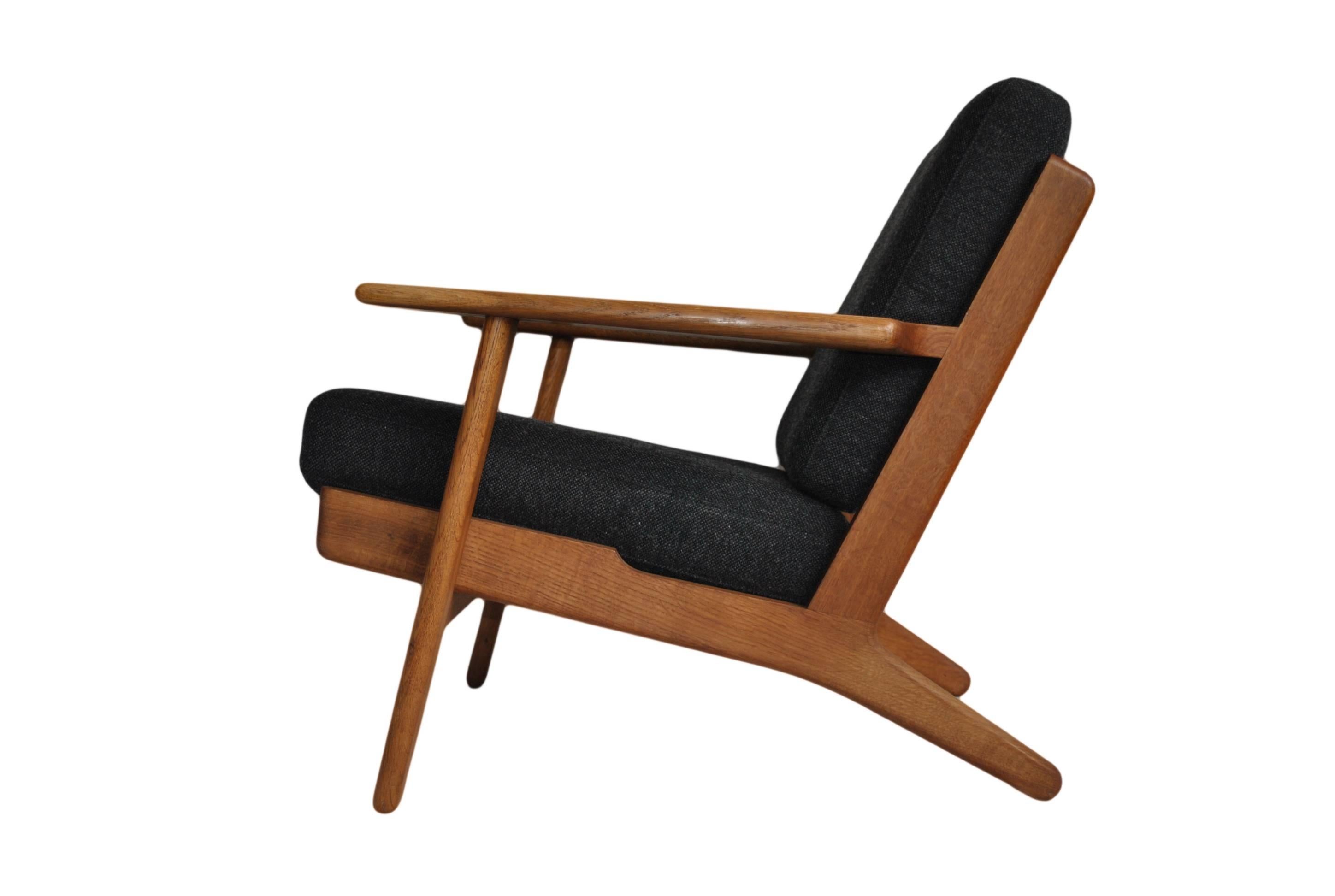 Early oak version of Hans Wegners ge290 design for GETAMA. Produced in Denmark circa 1955. Repolished frame and completely re-upholstered in charcoal cotton weave. Original makers marks intact. Custom upholstery available.
Pair listed but can be