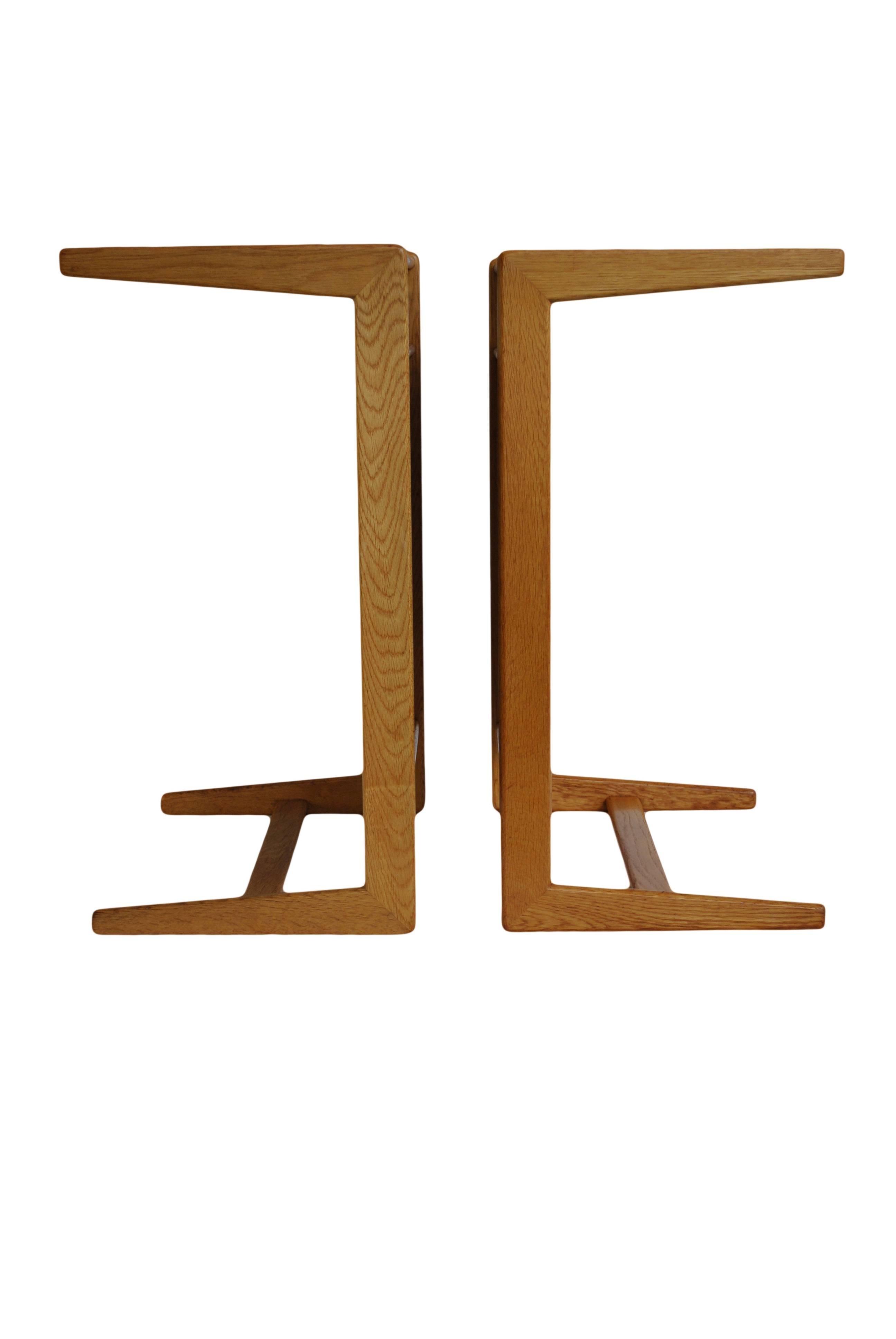 Rare pair of oak and teak nightstands that can also serve as bed tables or trays. Wonderfully simplistic modernist design from Yngvar Sandstrom for Nordiska Kompaniet, Sweden, circa 1960s.
Great condition throughout.