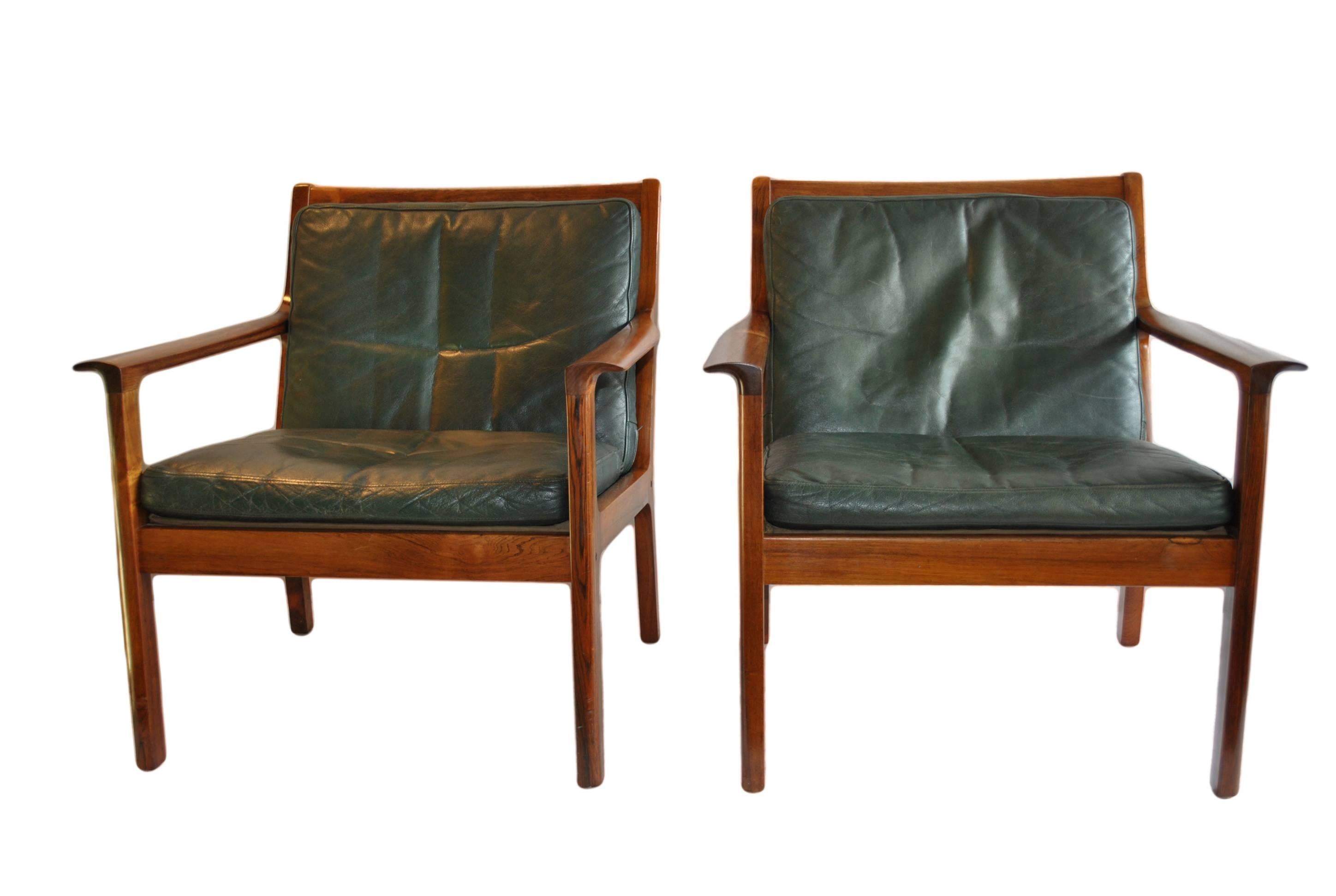 Superb pair of rare Frederik A Kayser easy chairs, Norway, 1965. Model 935 Produced by Vatne. Lovely grained rosewood and with original leather cushions, although this can be reupholstered in a leather/fabric of your choice.
Wonderfully sculpted