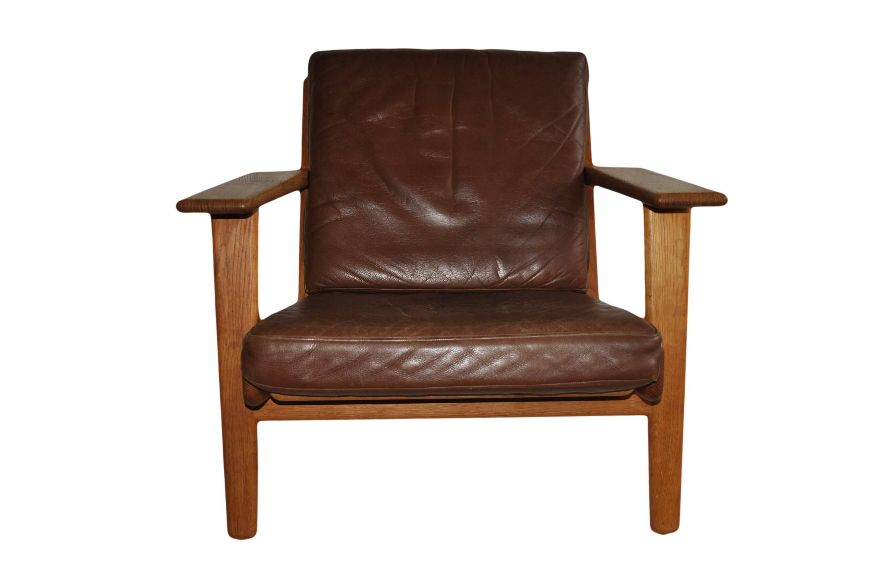 Pair of Hans J Wegner ge290 Oak Lounge Chairs, 1950s. Refurbished. In Excellent Condition In London, GB